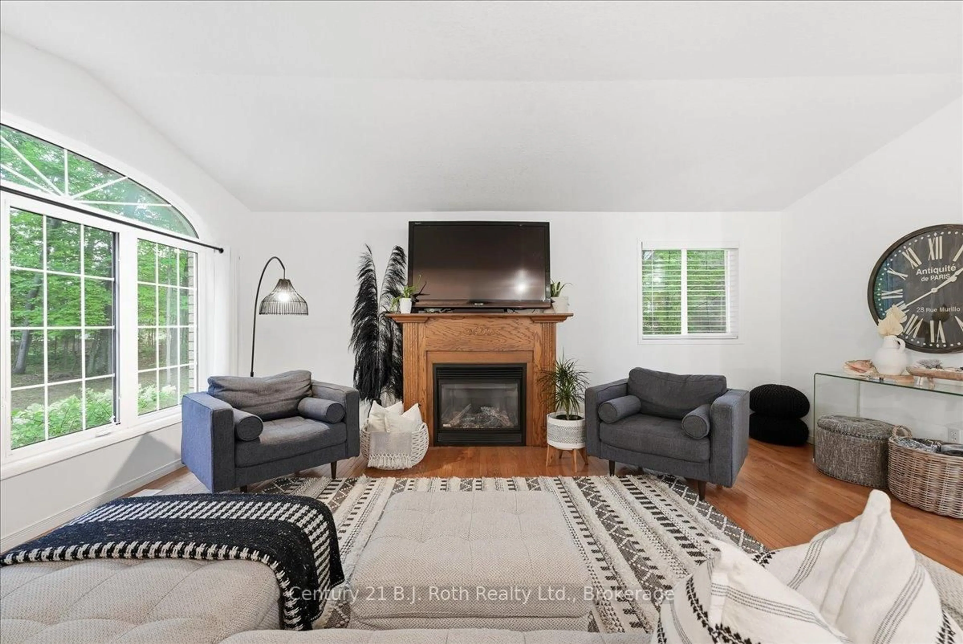 Living room with furniture, unknown for 1439 Chapman Rd, Penetanguishene Ontario L9M 2B2