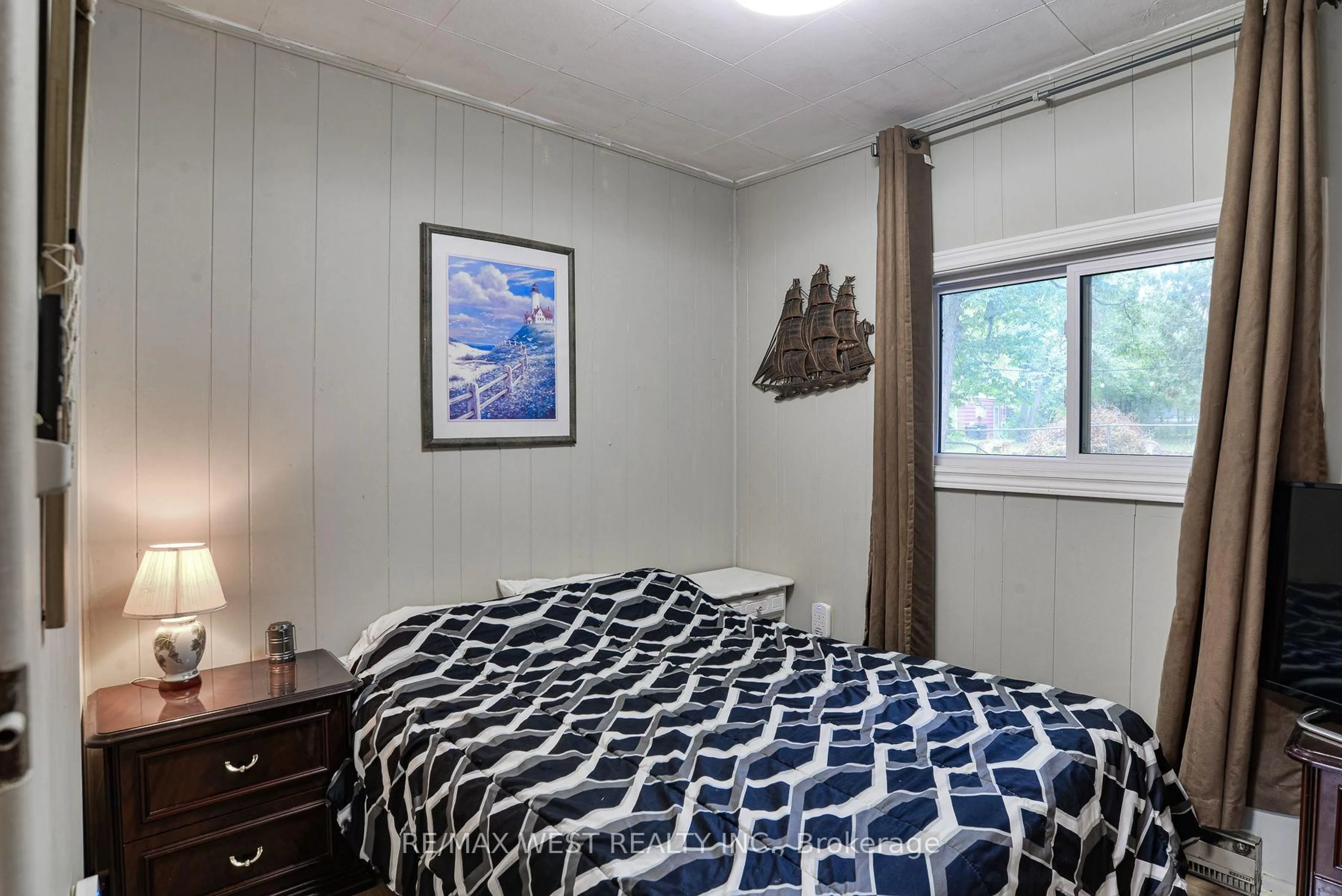 Bedroom with bed, unknown for 1072 Sylvan Glen Dr, Ramara Ontario L0K 1B0