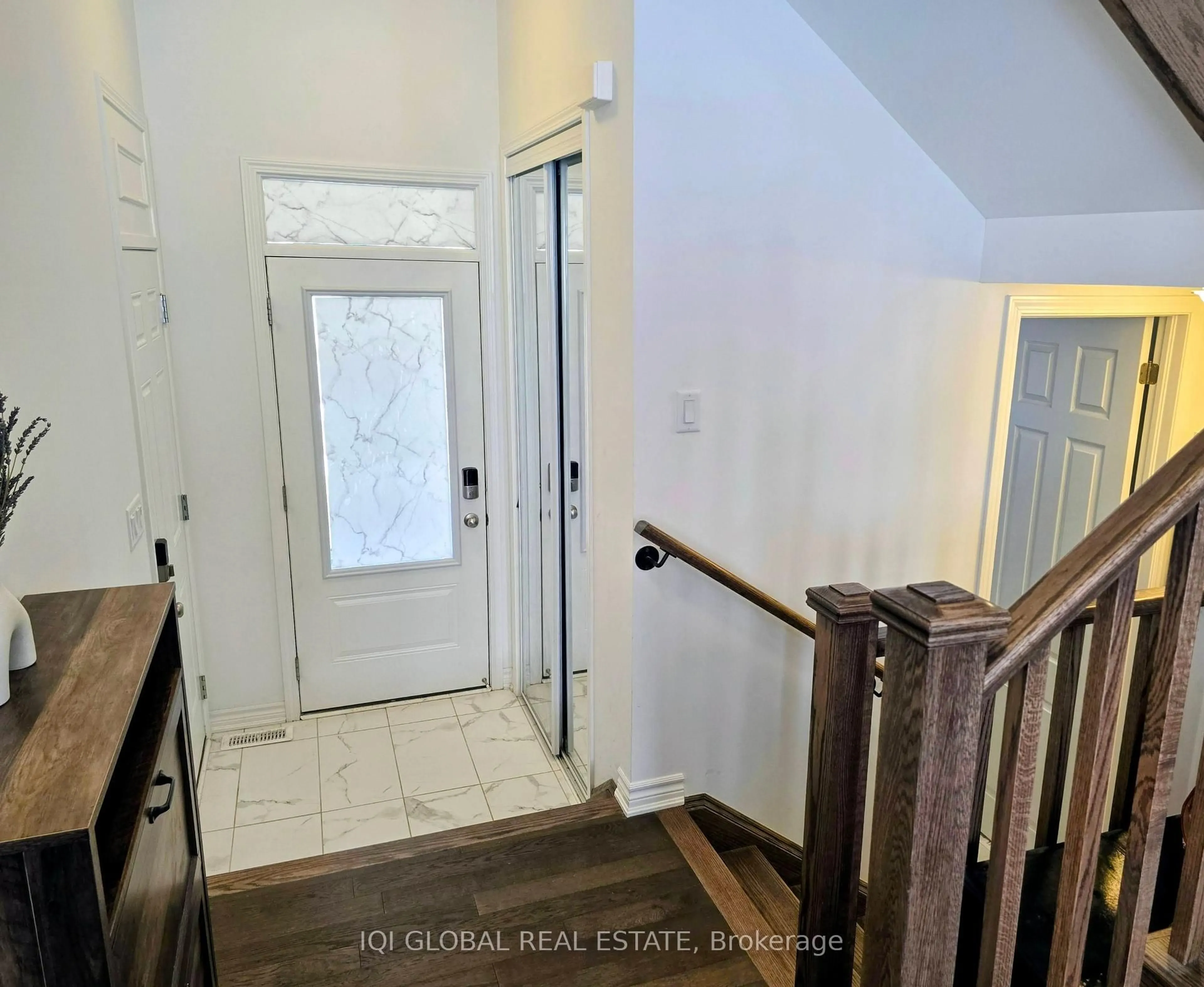 Indoor entryway for 357 Reid Dr, Barrie Ontario L9J 1A2