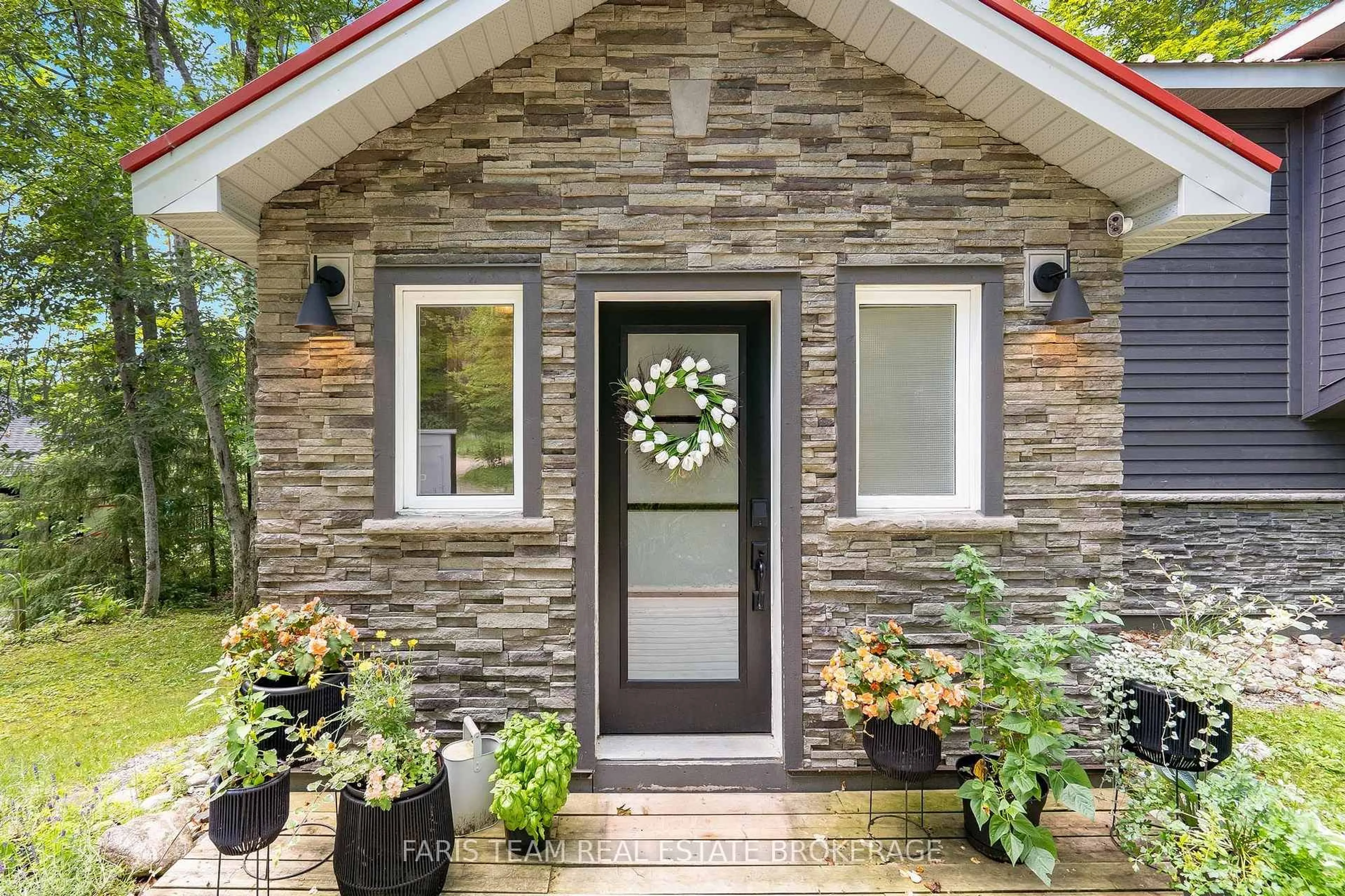 Indoor entryway for 49 Huronwoods Dr, Oro-Medonte Ontario L0K 1E0
