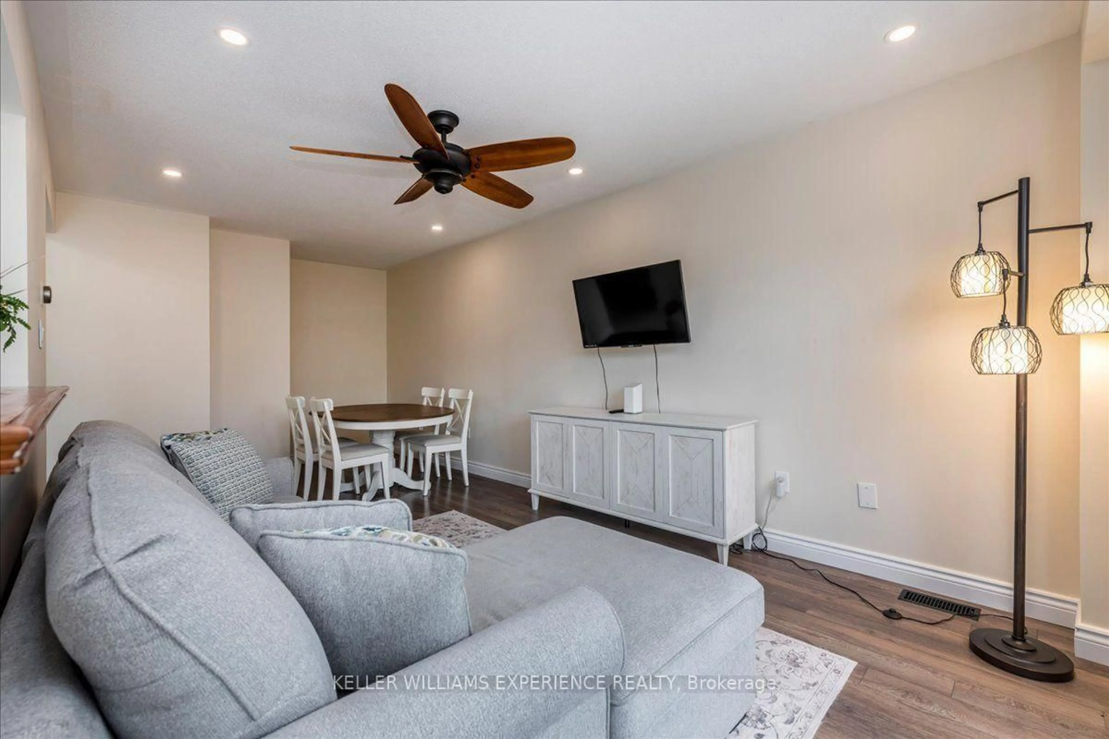 Living room with furniture, unknown for 10 SUNSET Pl, Barrie Ontario L4N 0T7