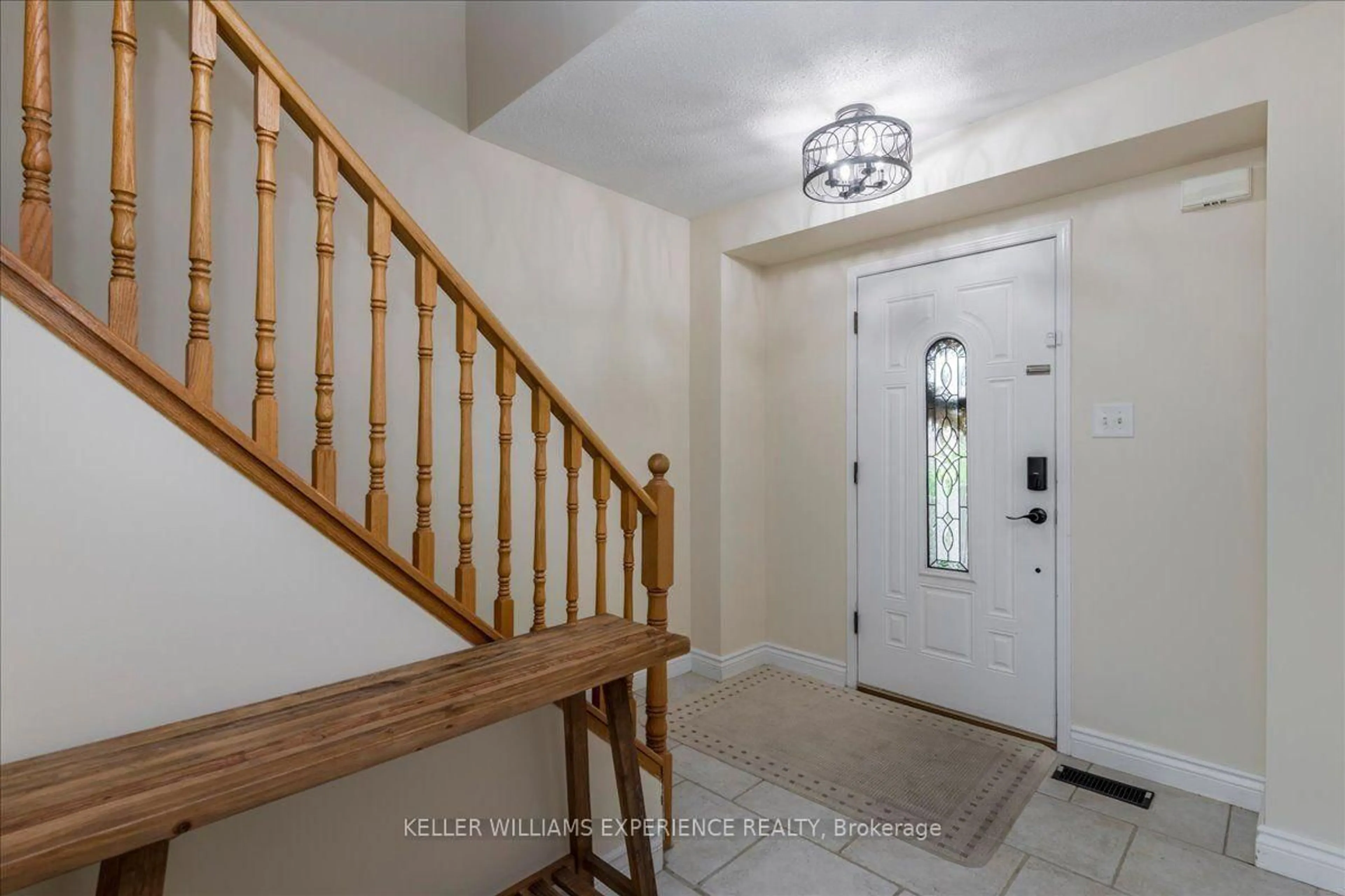 Indoor entryway for 10 SUNSET Pl, Barrie Ontario L4N 0T7