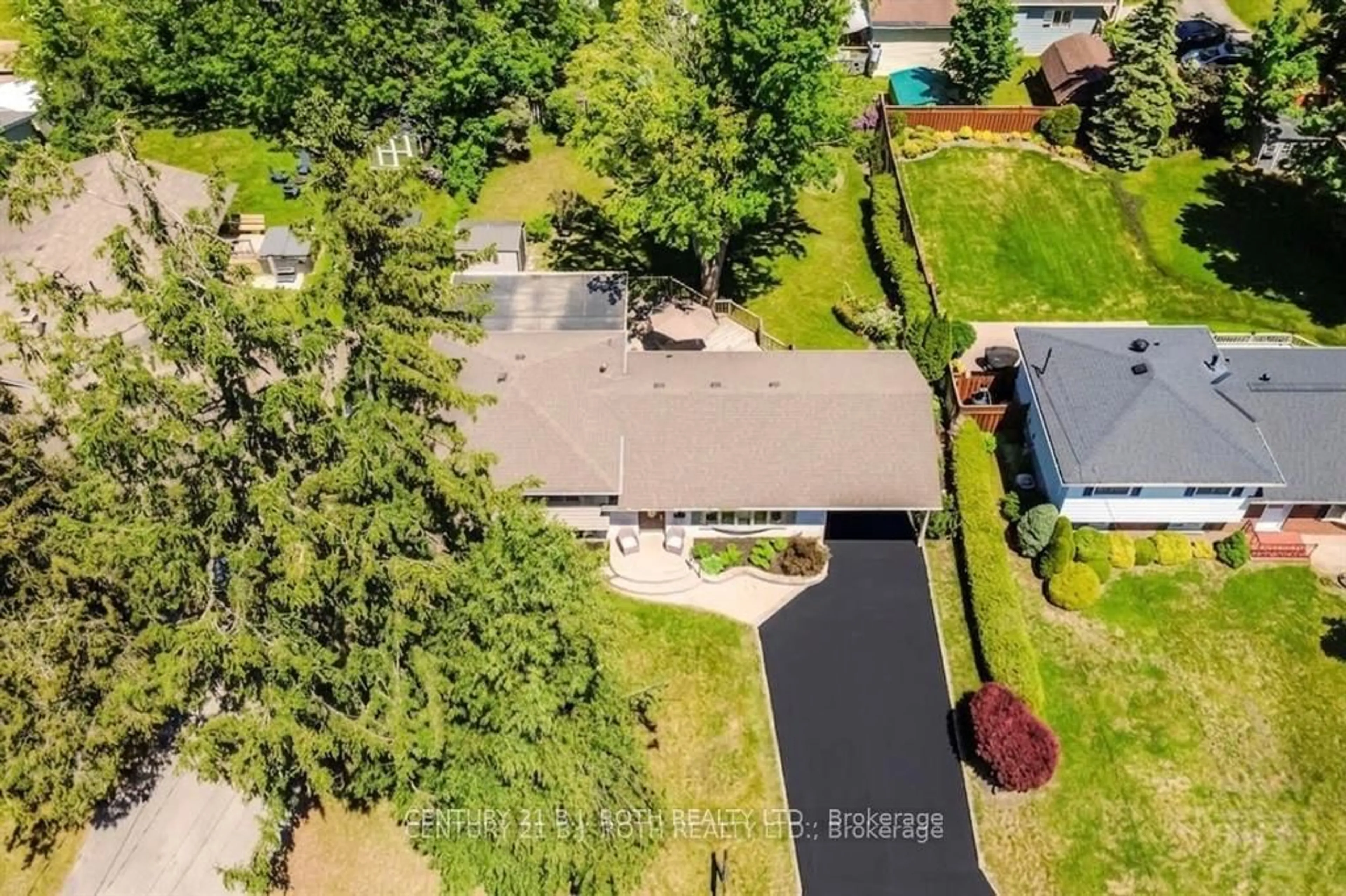 A pic from outside/outdoor area/front of a property/back of a property/a pic from drone, water/lake/river/ocean view for 424 JAMIESON Dr, Orillia Ontario L3V 4Y5