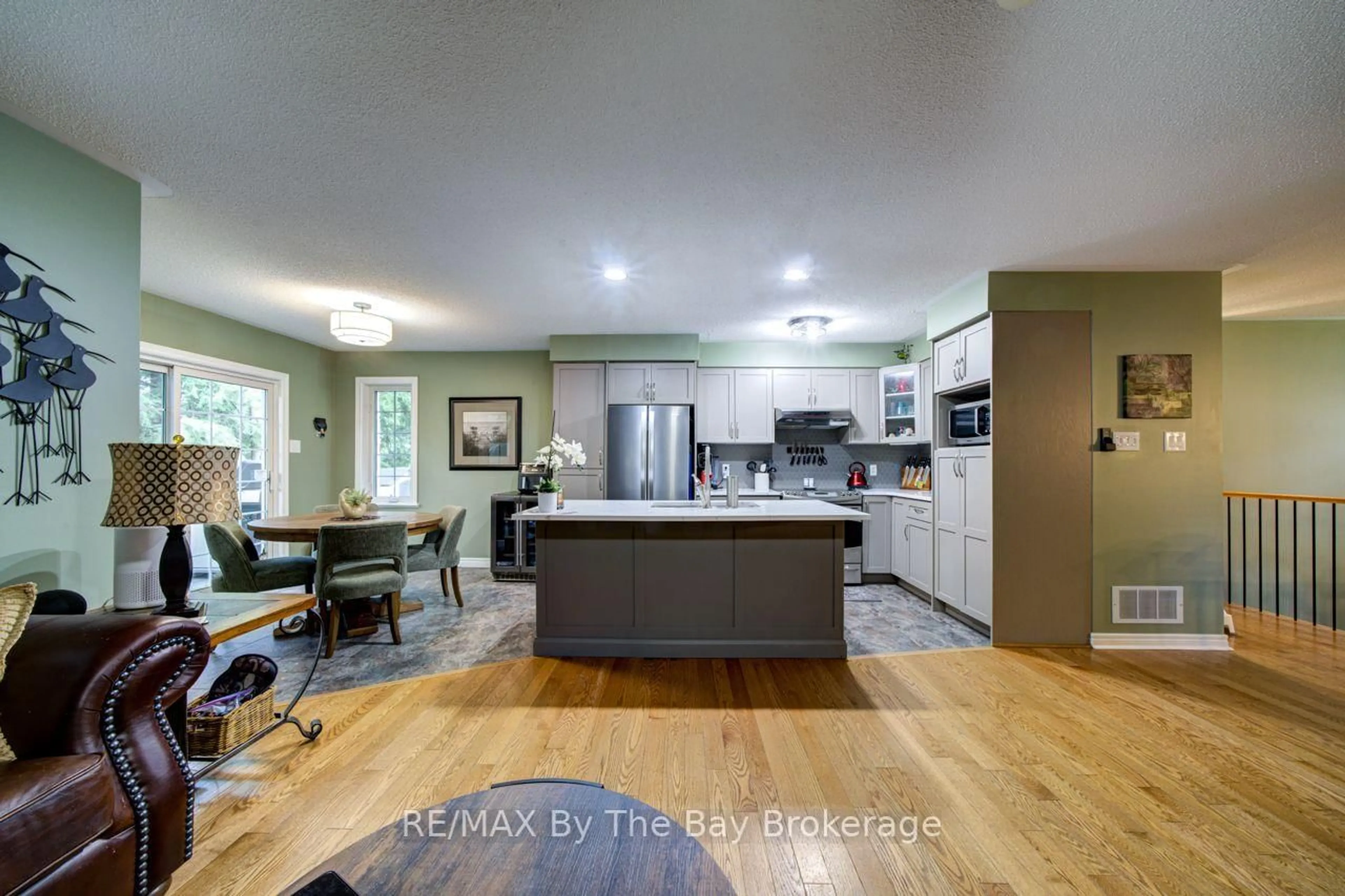 Open concept kitchen, unknown for 22 Downer Cres, Wasaga Beach Ontario L9Z 1C2