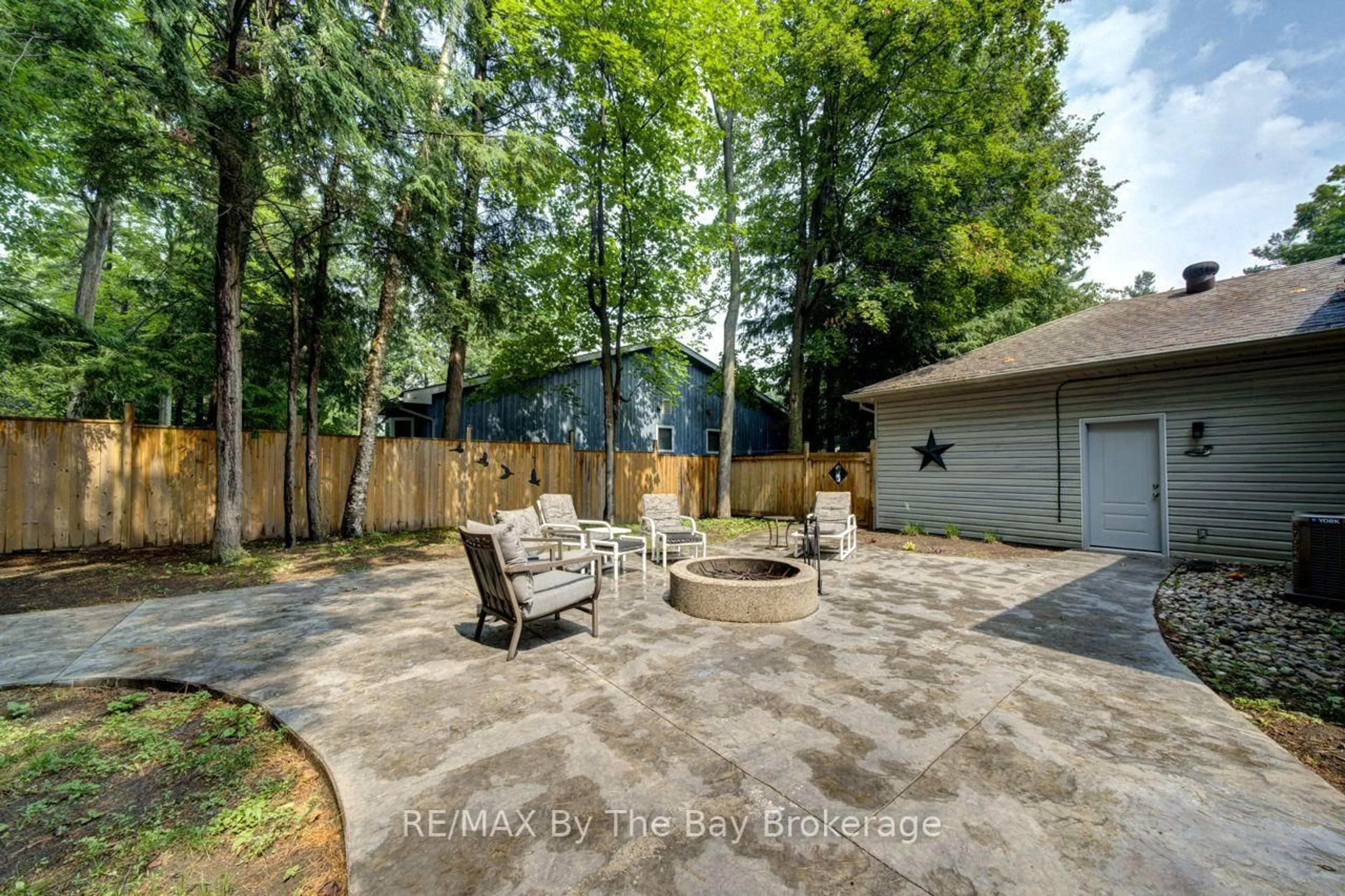 Patio, street for 22 Downer Cres, Wasaga Beach Ontario L9Z 1C2