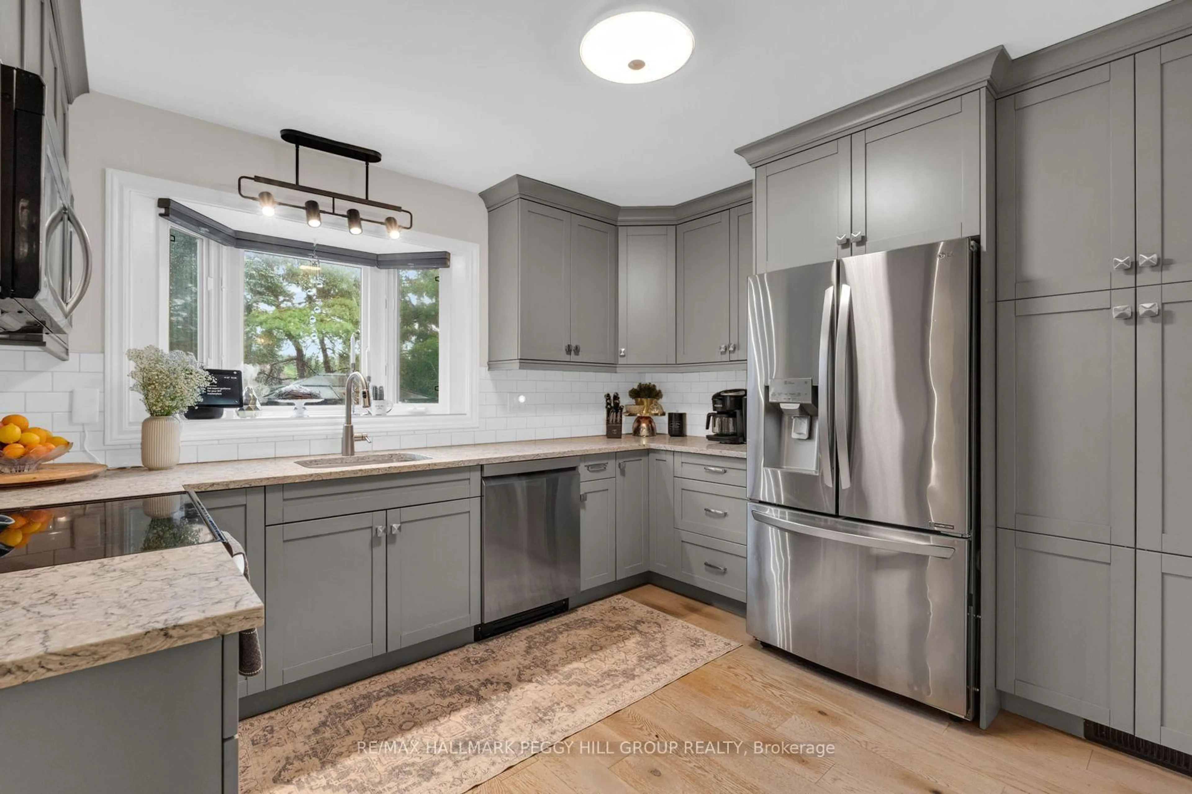 Contemporary kitchen, unknown for 36 Lillian Cres, Barrie Ontario L4N 4P6