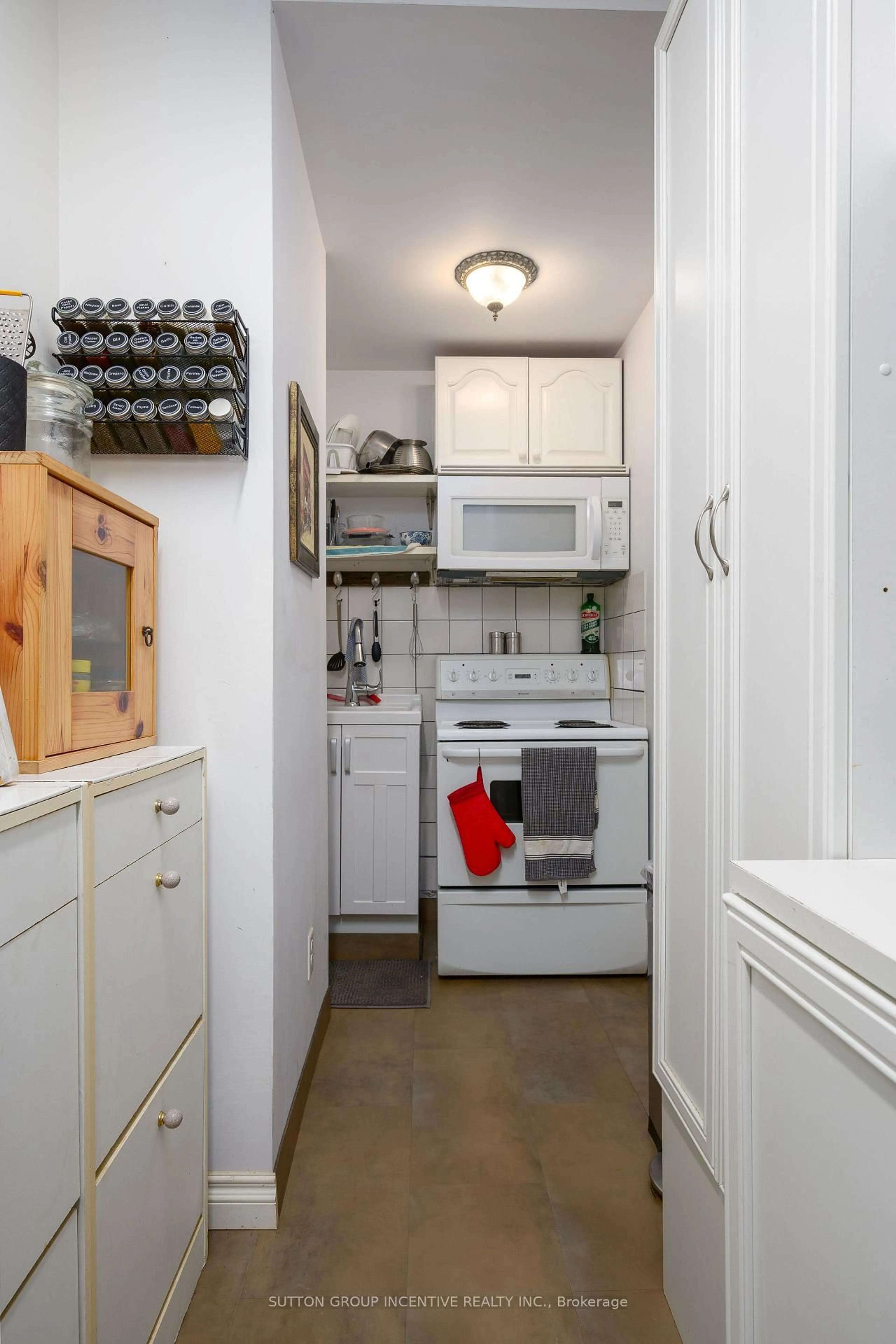 Standard kitchen, unknown for 48 Wesley Ave, Wasaga Beach Ontario L9Z 1C8