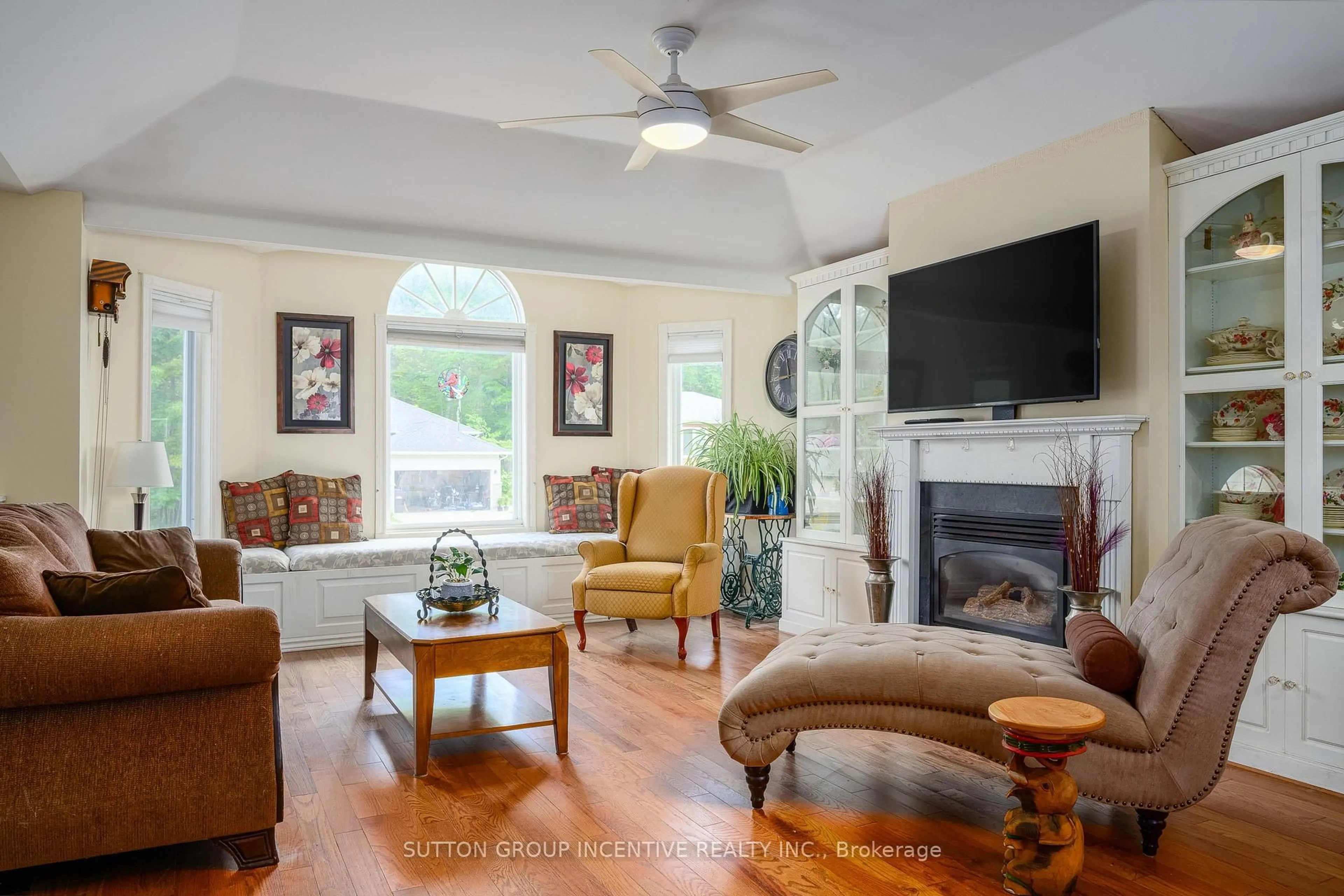 Living room with furniture, unknown for 48 Wesley Ave, Wasaga Beach Ontario L9Z 1C8
