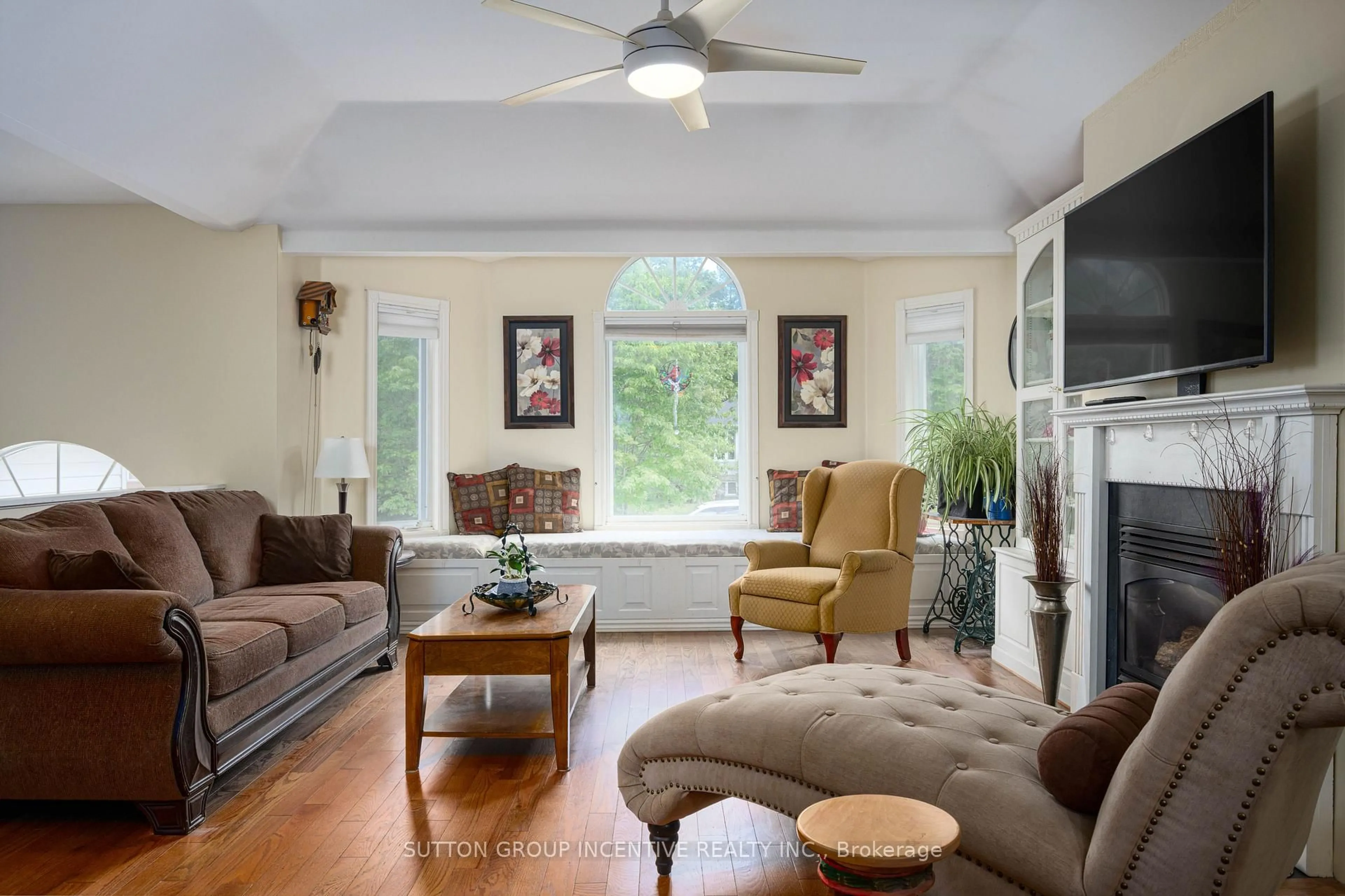 Living room with furniture, unknown for 48 Wesley Ave, Wasaga Beach Ontario L9Z 1C8