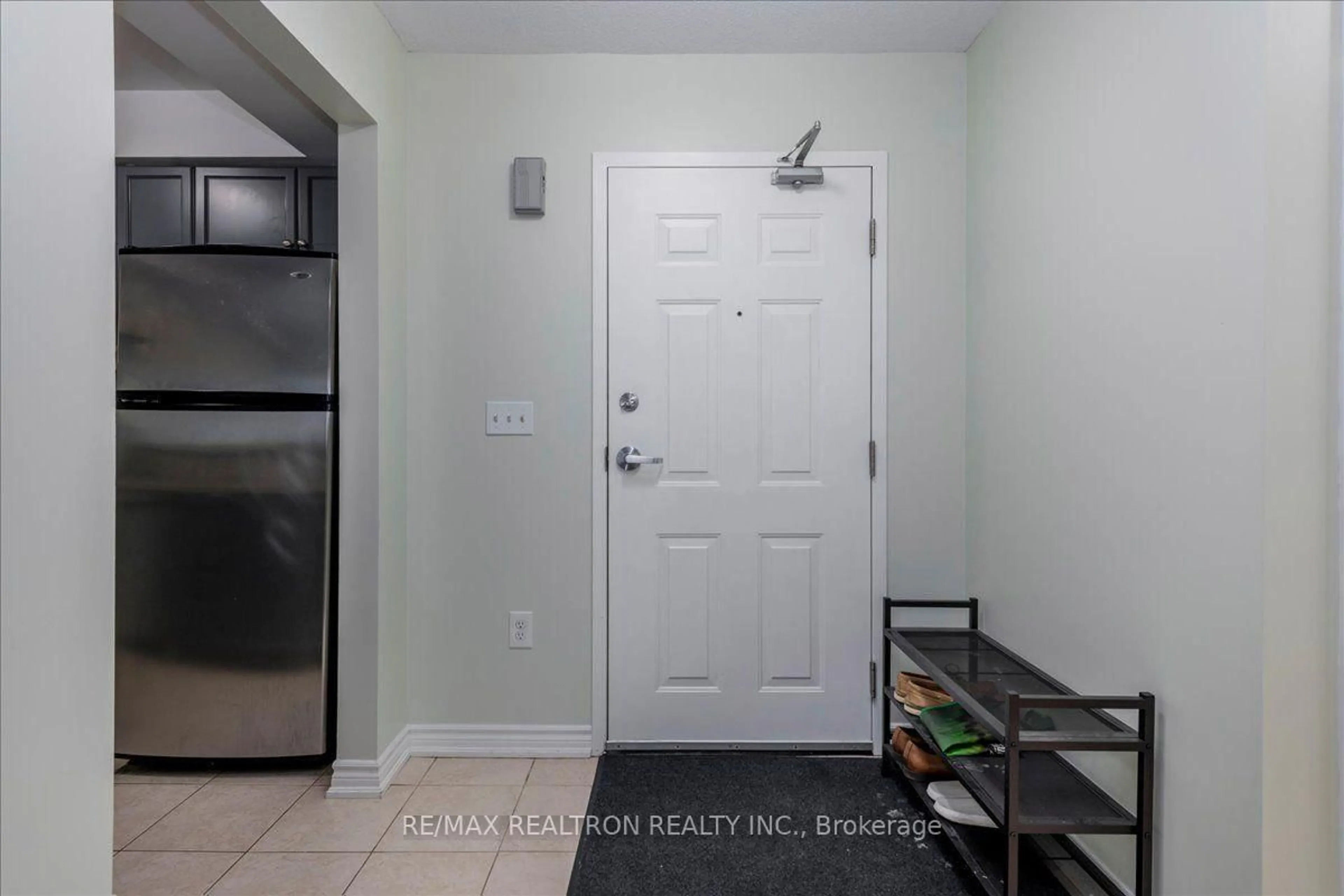 Indoor entryway for 43 Coulter St #3, Barrie Ontario L4N 6L9