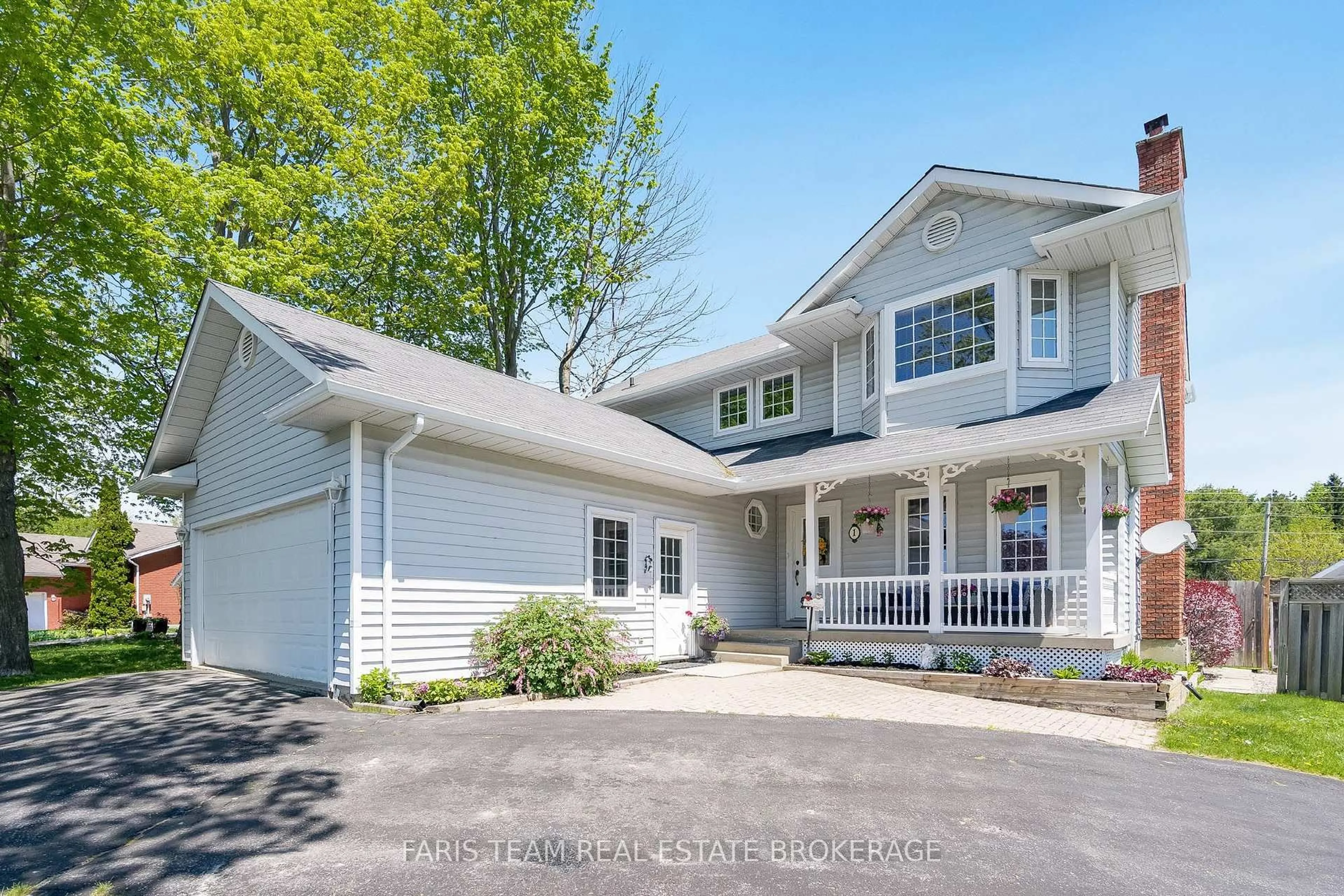 Home with vinyl exterior material, street for 1 Hallen Dr, Penetanguishene Ontario L9M 1G2