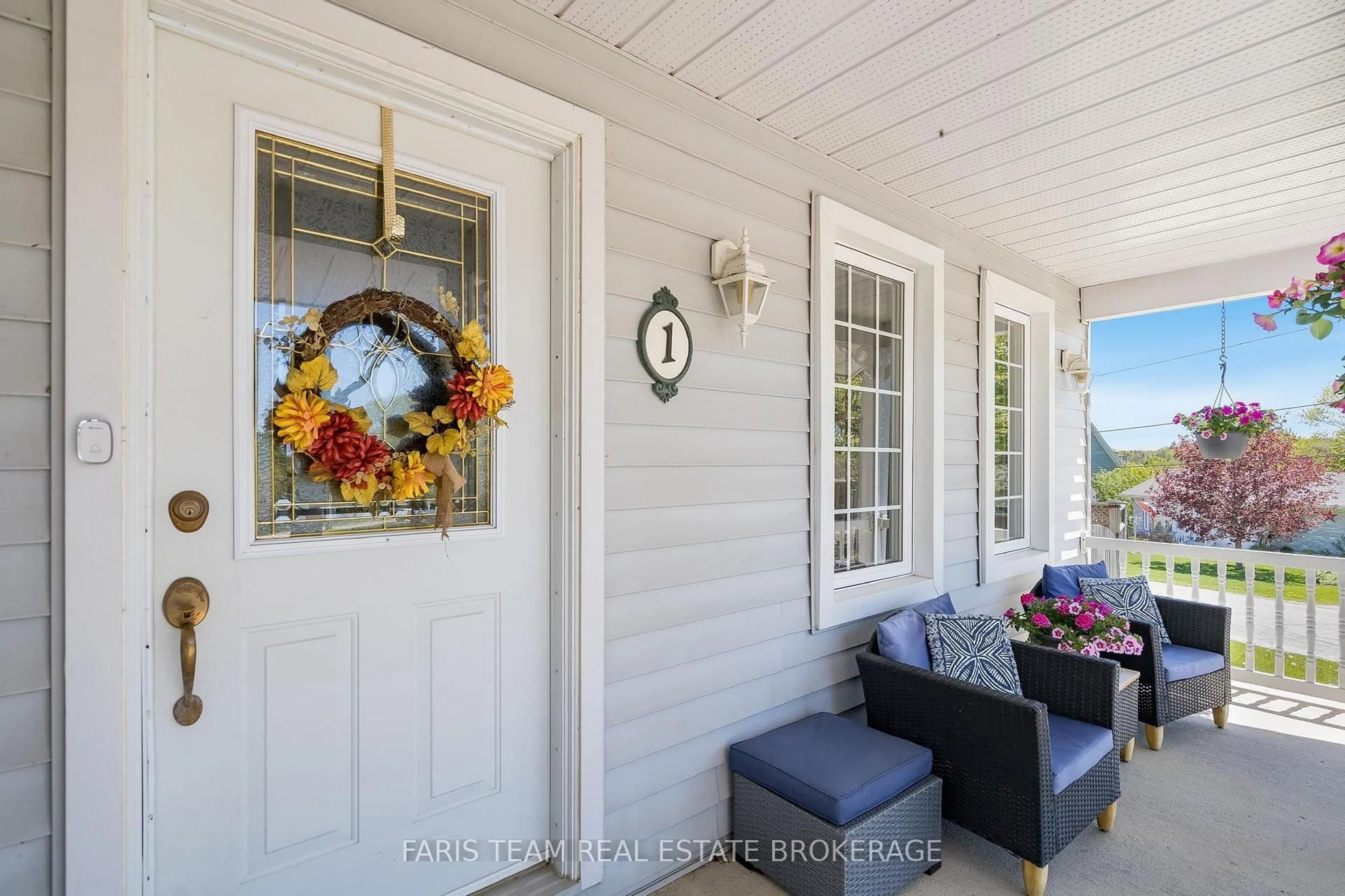 Indoor entryway for 1 Hallen Dr, Penetanguishene Ontario L9M 1G2