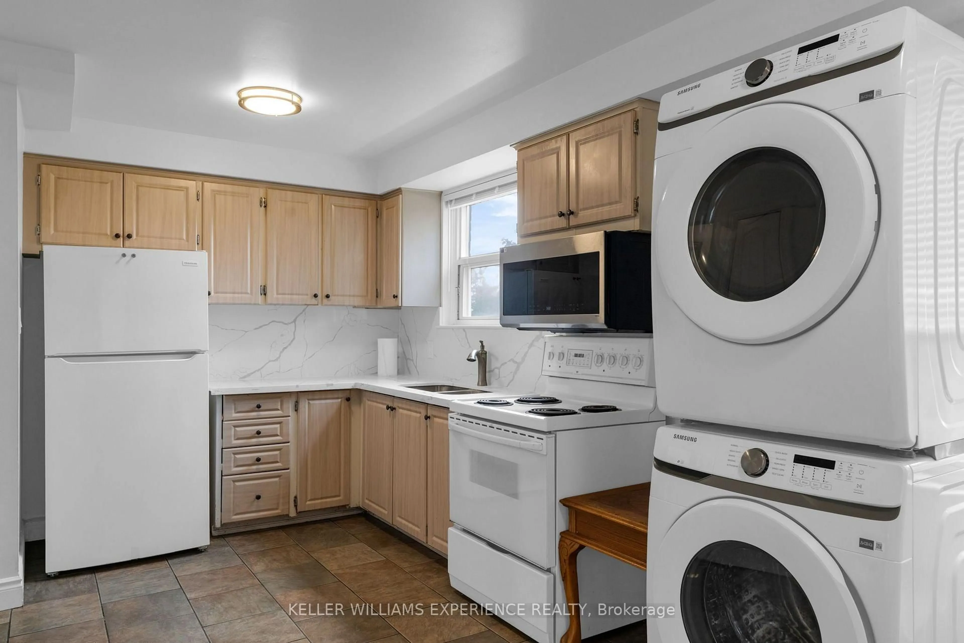 Kitchen with laundary machines, unknown for 49 Daphne Cres, Barrie Ontario L4M 2Y7