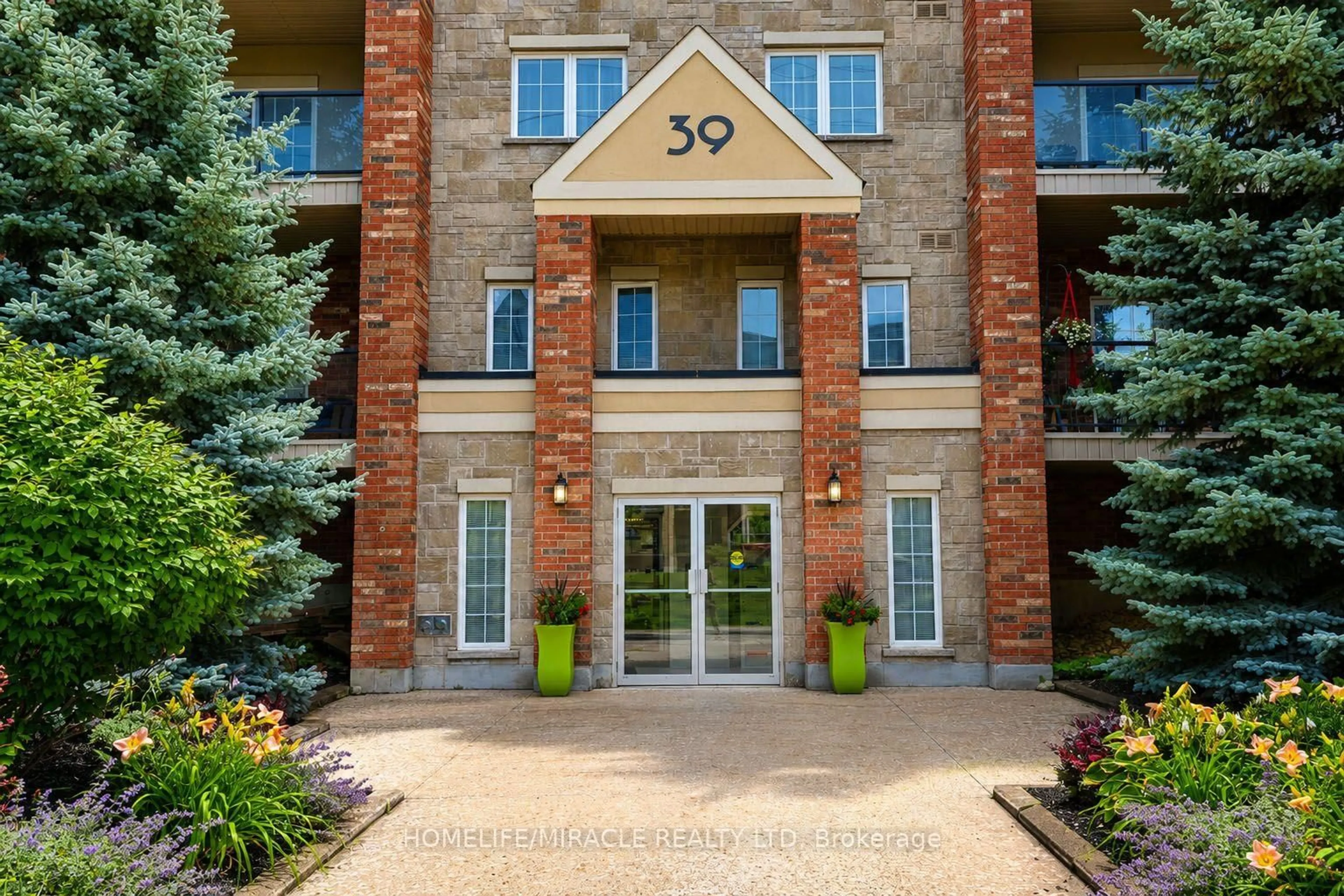 Indoor foyer for 39 Ferndale Dr #312, Barrie Ontario L4N 5T5