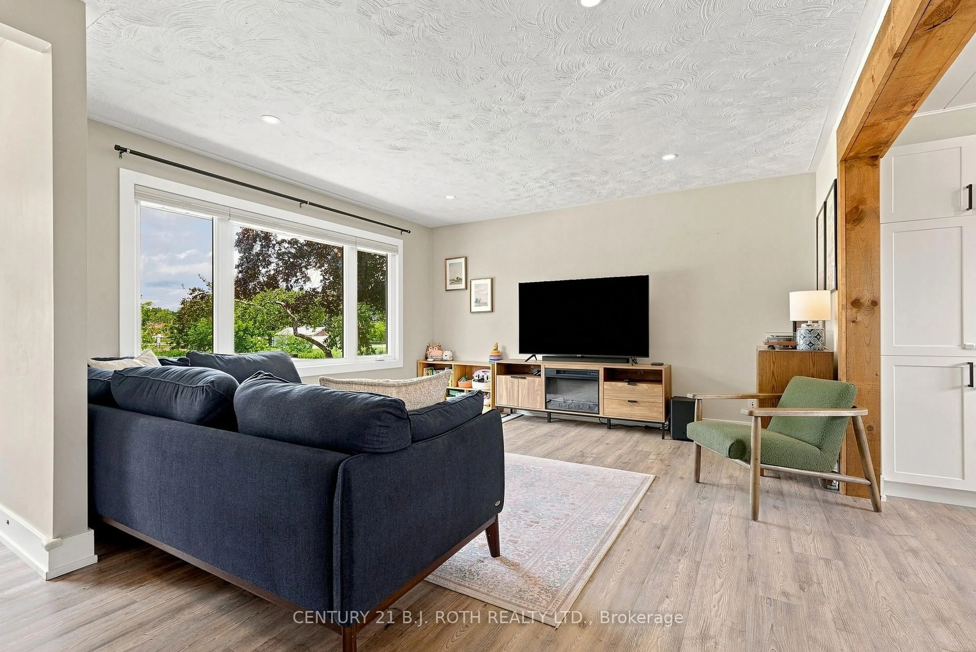 Living room with furniture, unknown for 12 Bothwell Cres, Barrie Ontario L4M 2S6