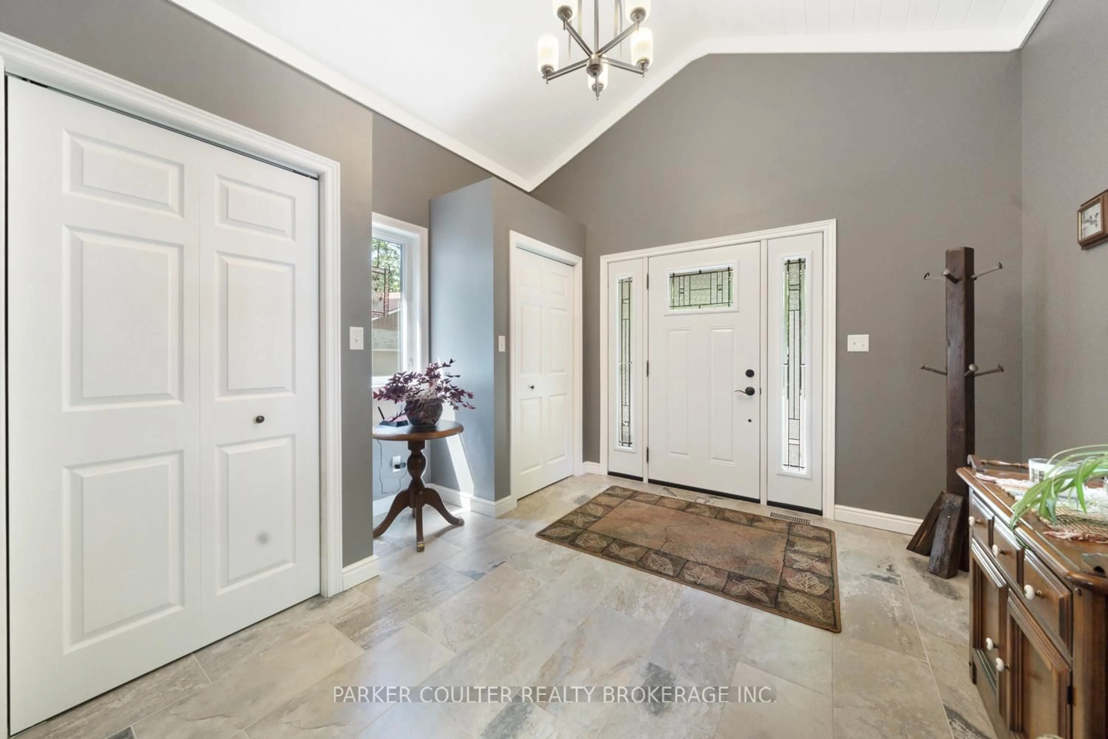 Indoor entryway for 2645 Warminster Rd, Severn Ontario L3V 7C6