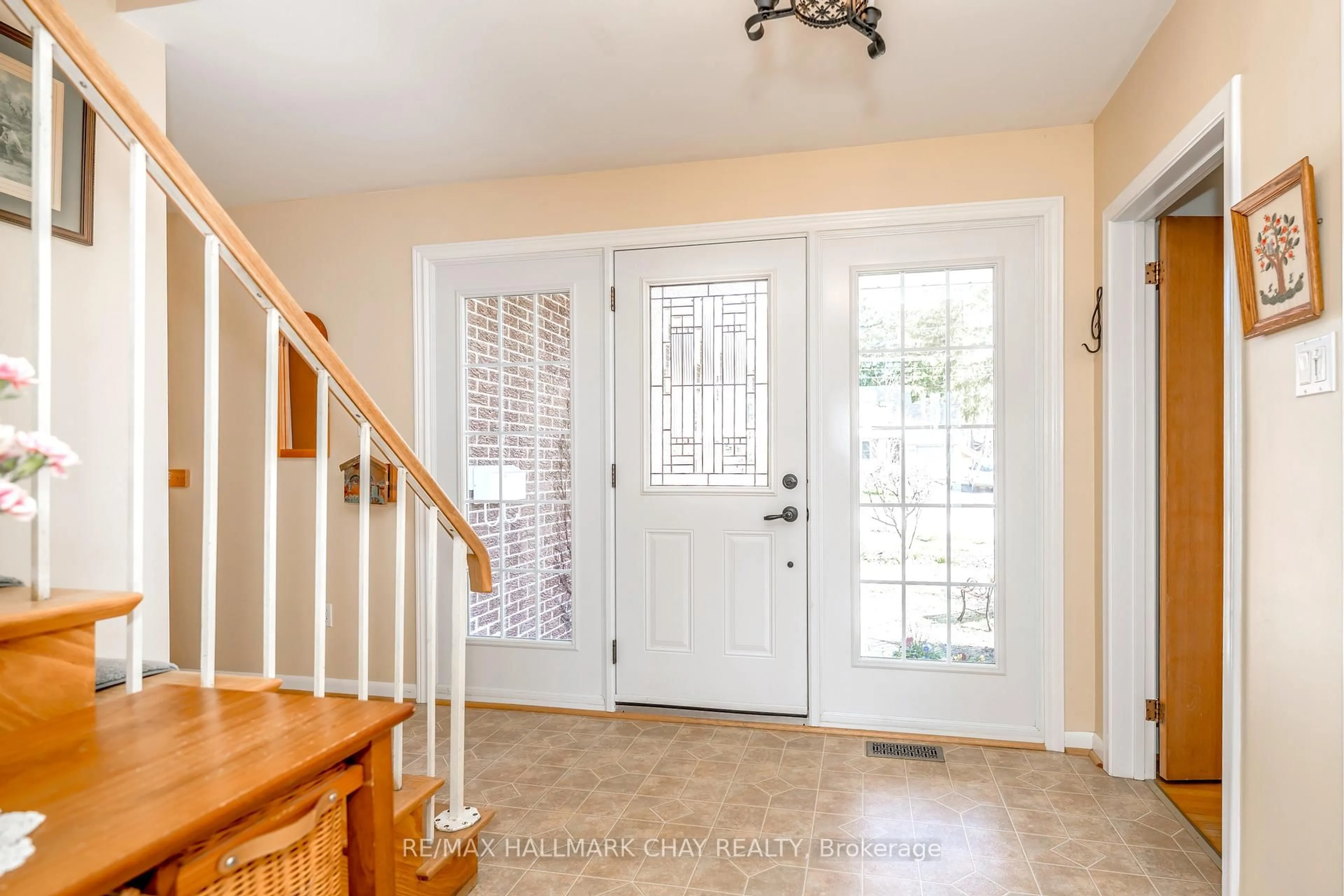 Indoor entryway for 365 Codrington St, Barrie Ontario L4M 1S9