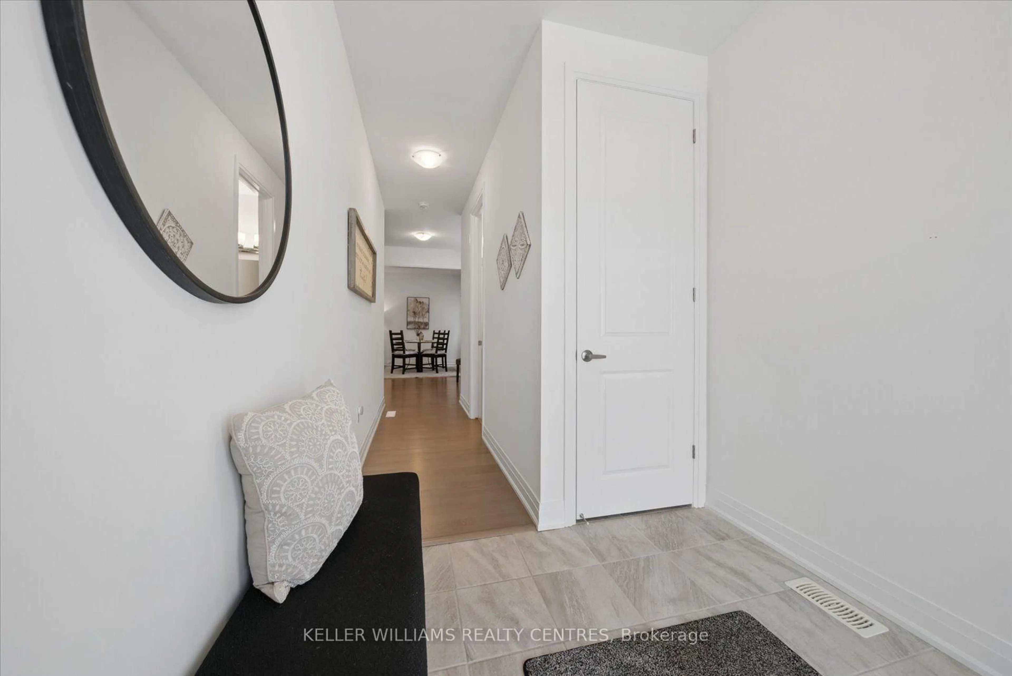 Indoor entryway for 41 Mabern St, Barrie Ontario L9J 0J1