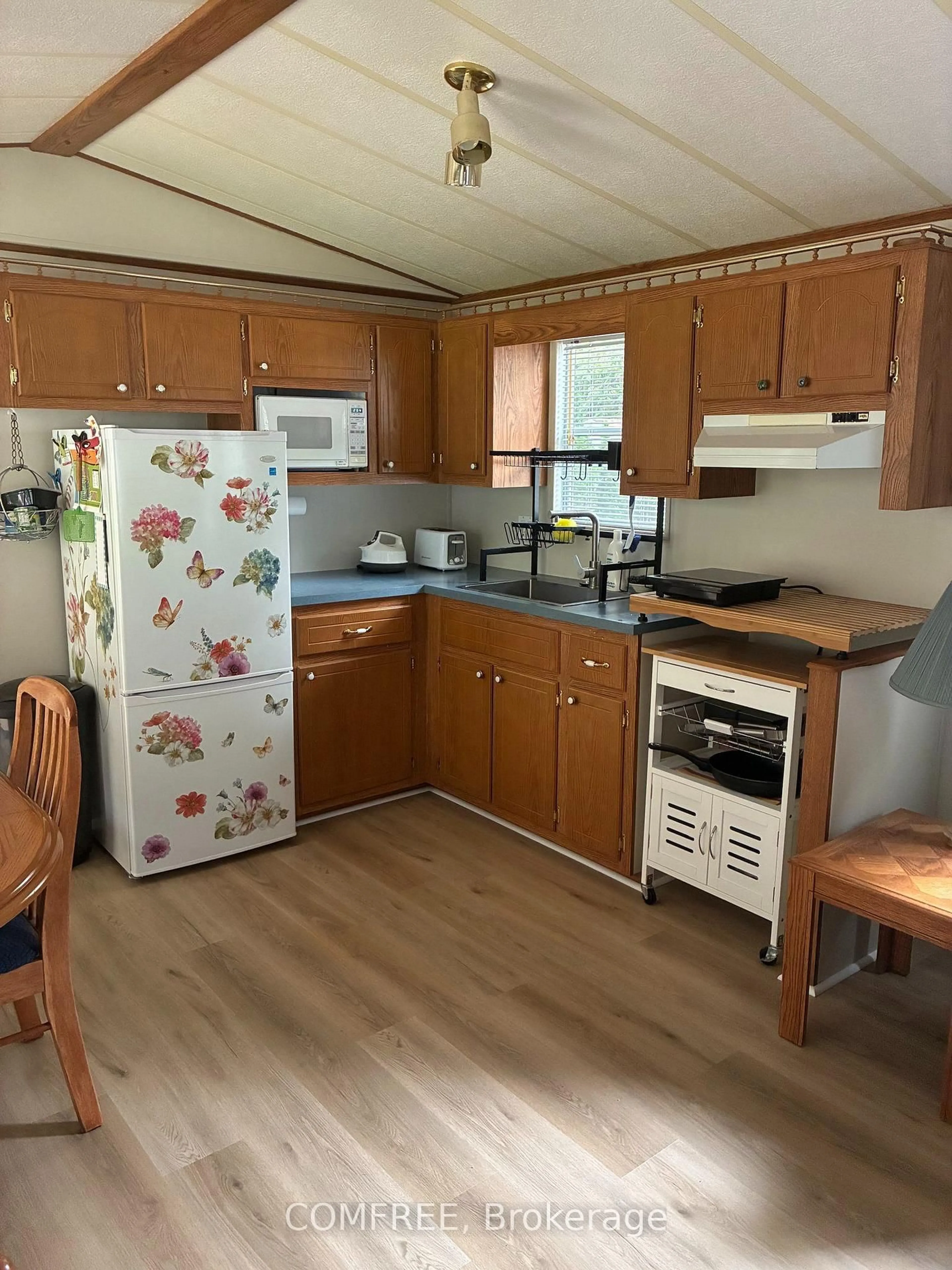 Standard kitchen, wood/laminate floor for 85 Theme Park Dr #82, Wasaga Beach Ontario L9Z 1X7