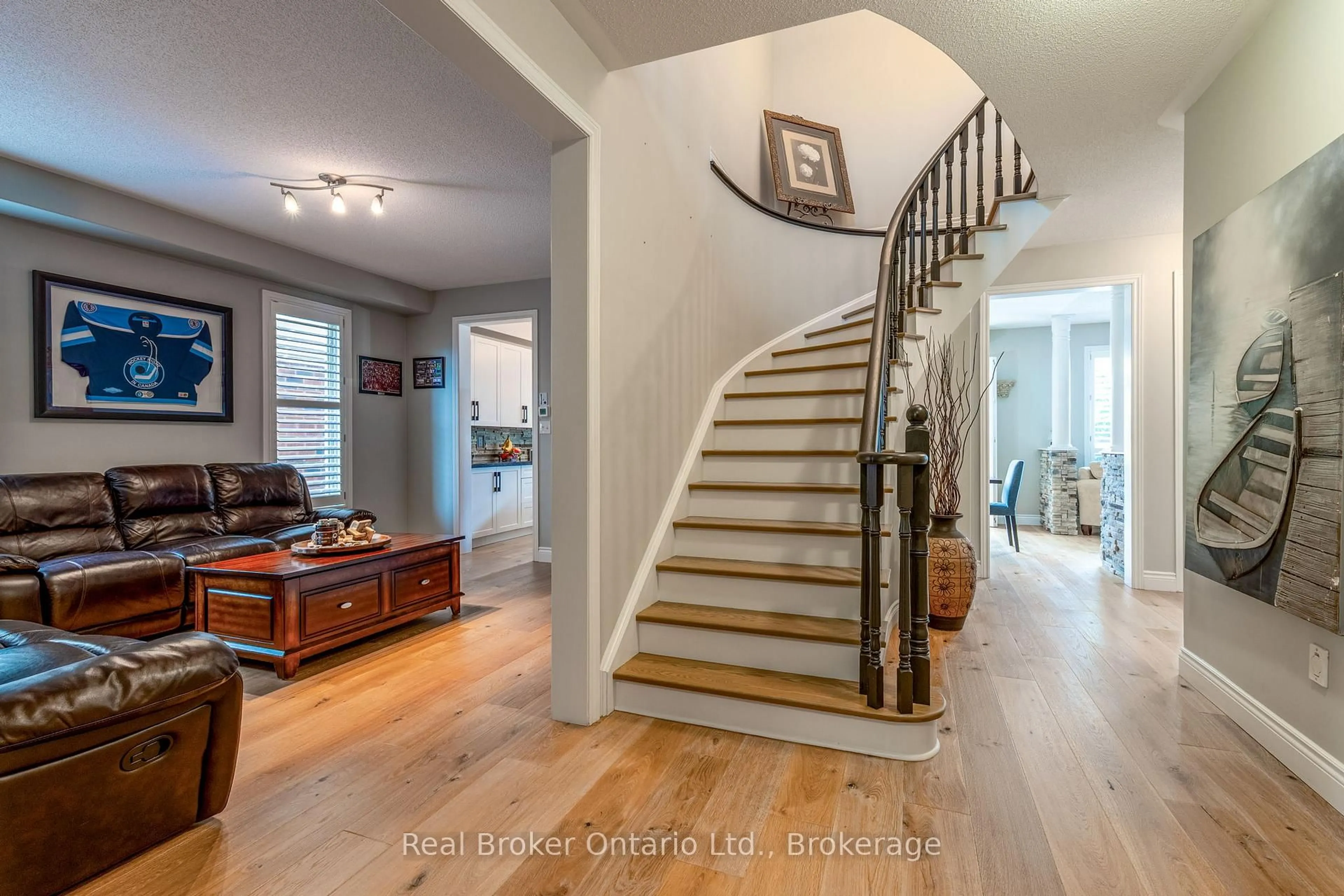 Indoor entryway for 50 The Queensway, Barrie Ontario L4M 7J3