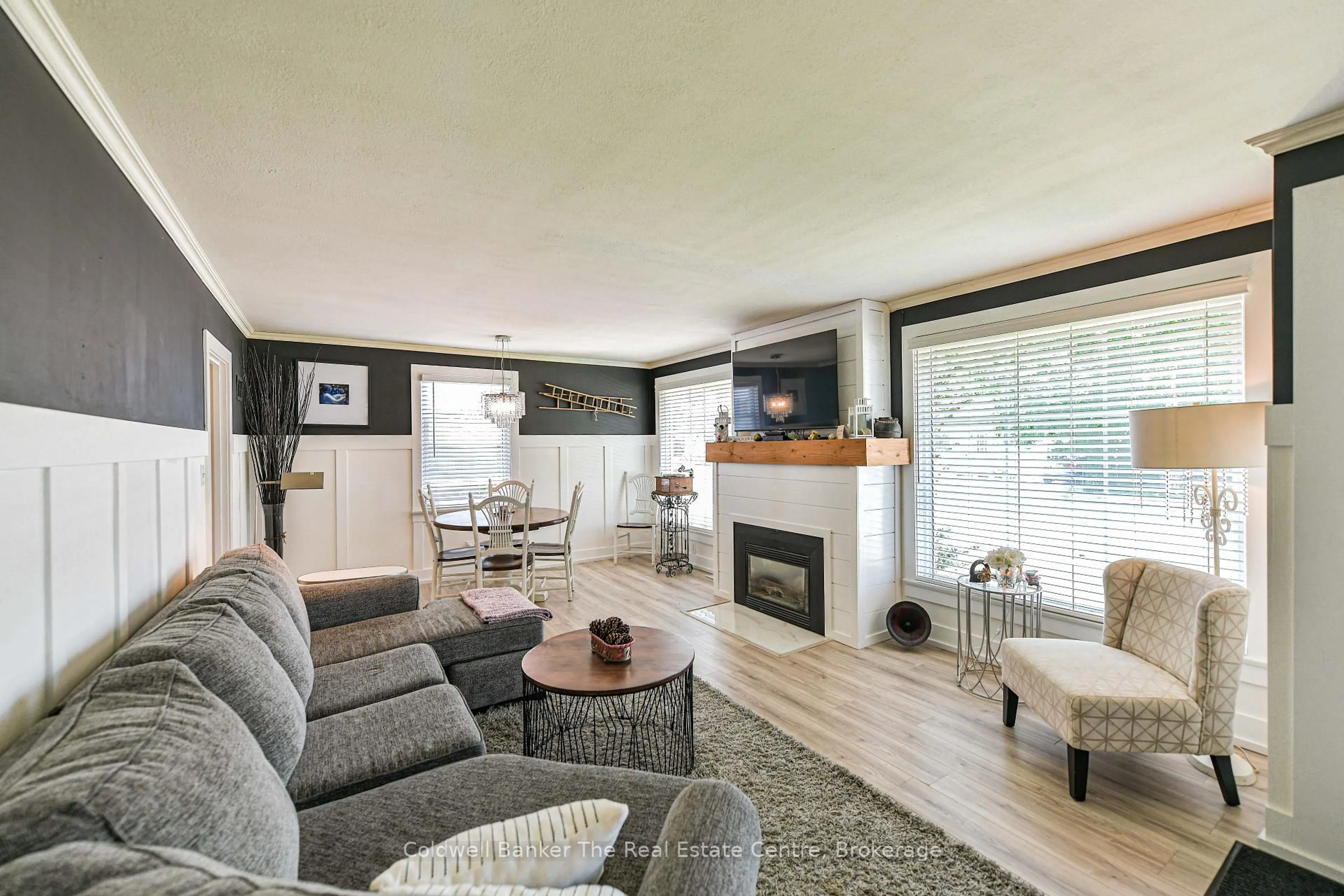 Living room with furniture, wood/laminate floor for 321 Franklin St, Orillia Ontario L3V 1K5