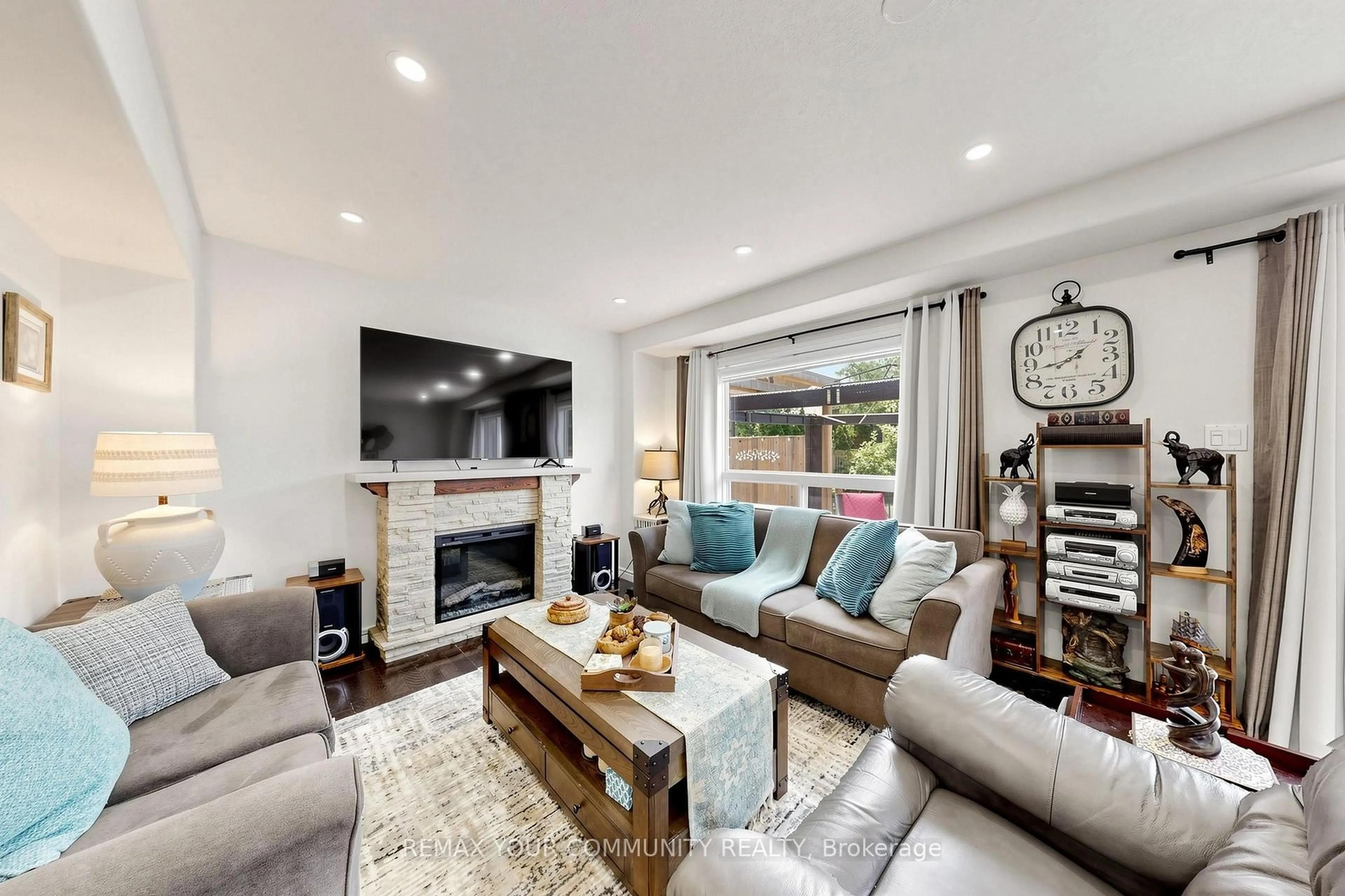 Living room with furniture, unknown for 18 Davis St, Collingwood Ontario L9Y 0C9