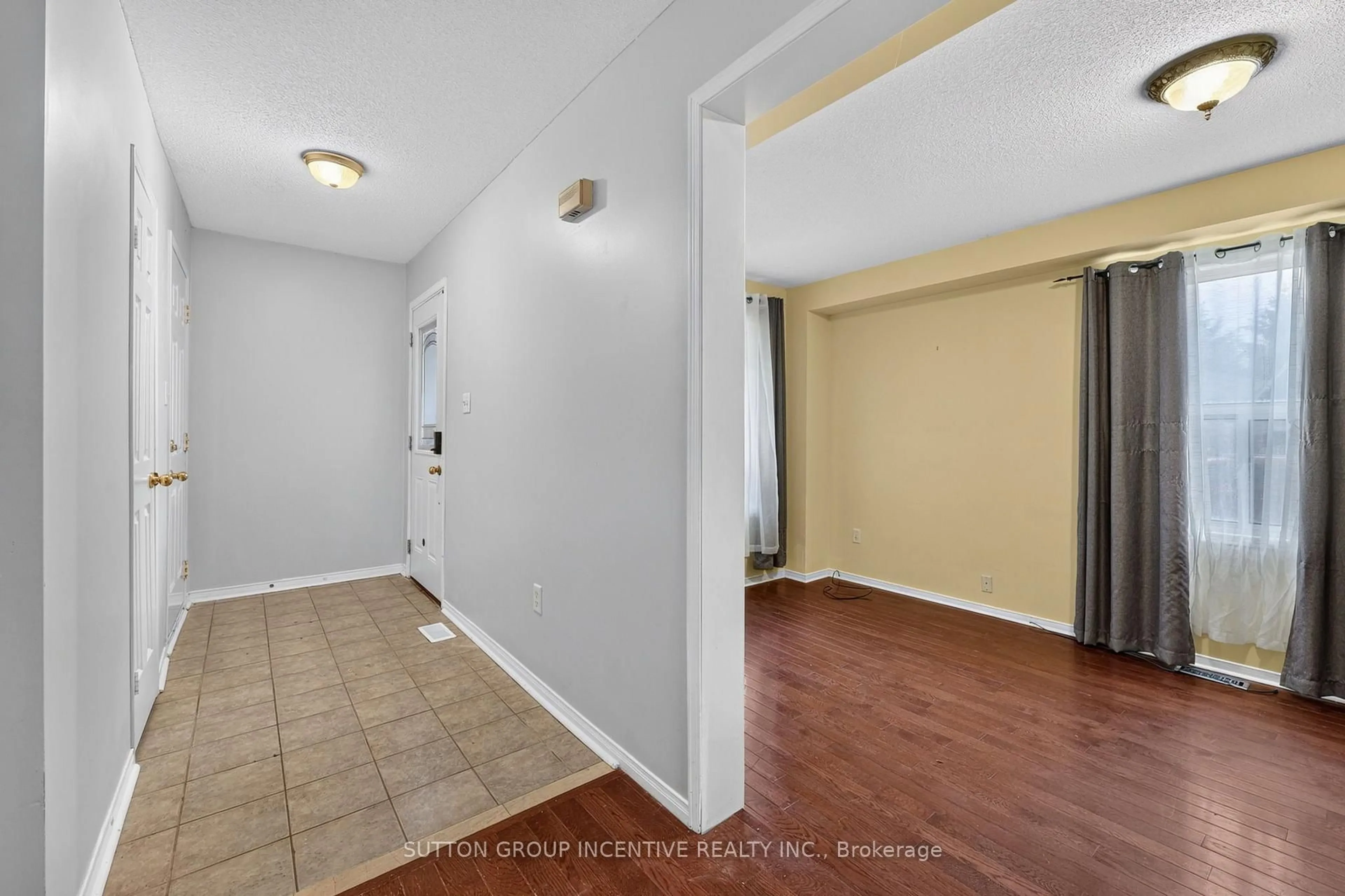 Indoor entryway for 32 Sundew Dr, Barrie Ontario L4N 9L8