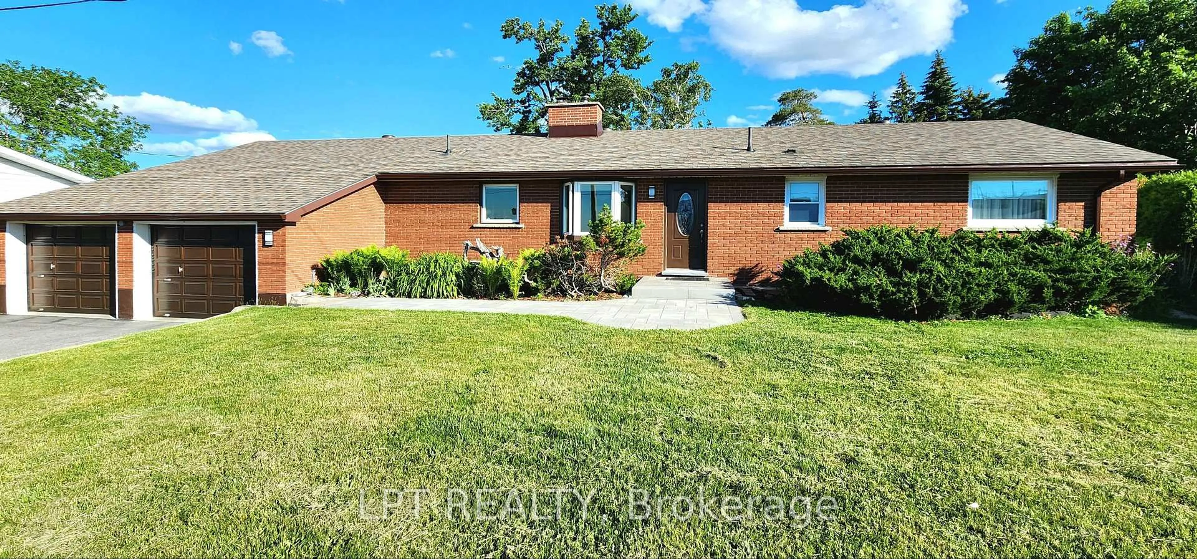 Home with brick exterior material, street for 585 Mapleview Dr, Barrie Ontario L9J 0C3
