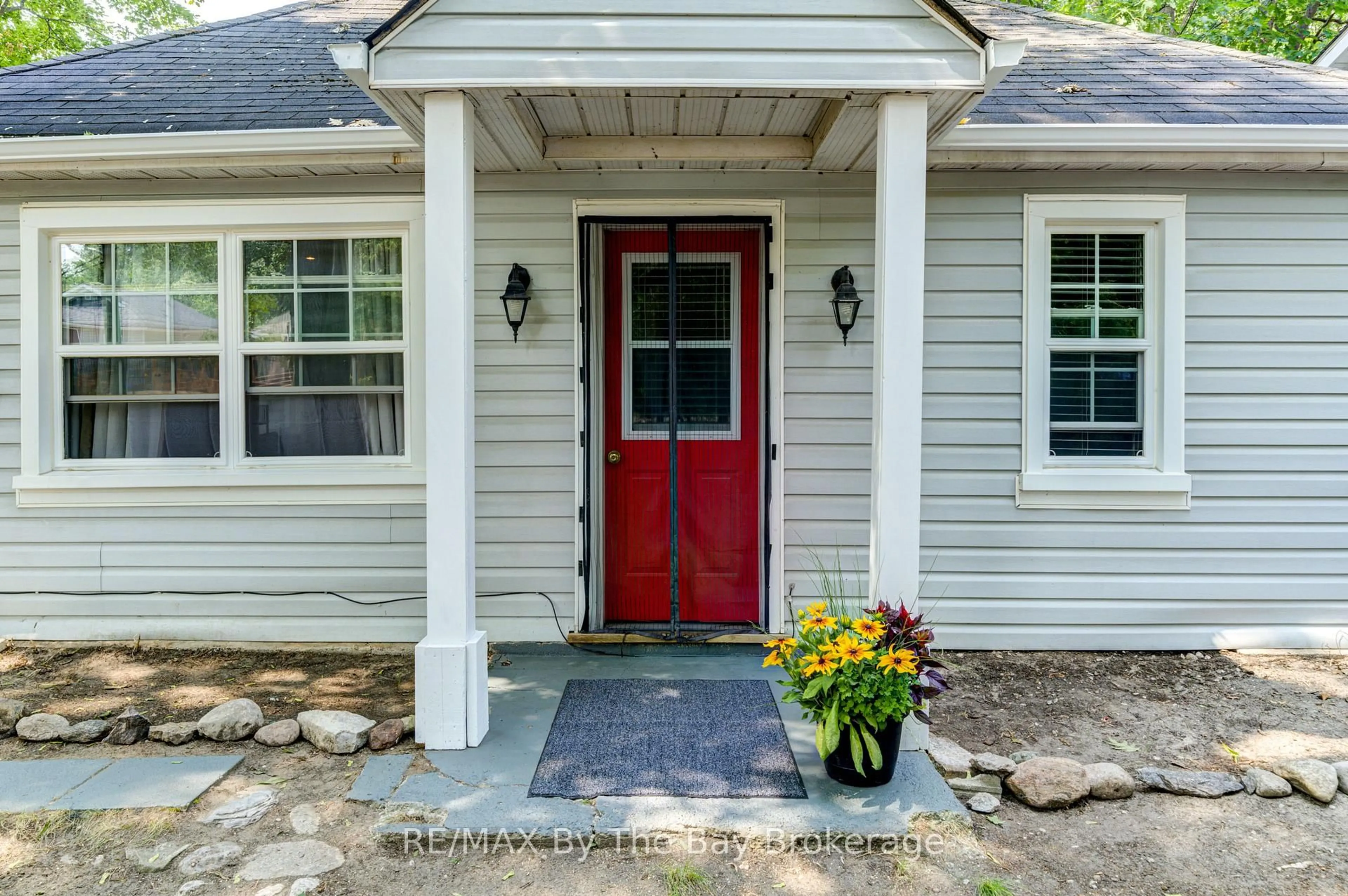 Indoor entryway for 110 24TH St, Wasaga Beach Ontario L9Z 2E7