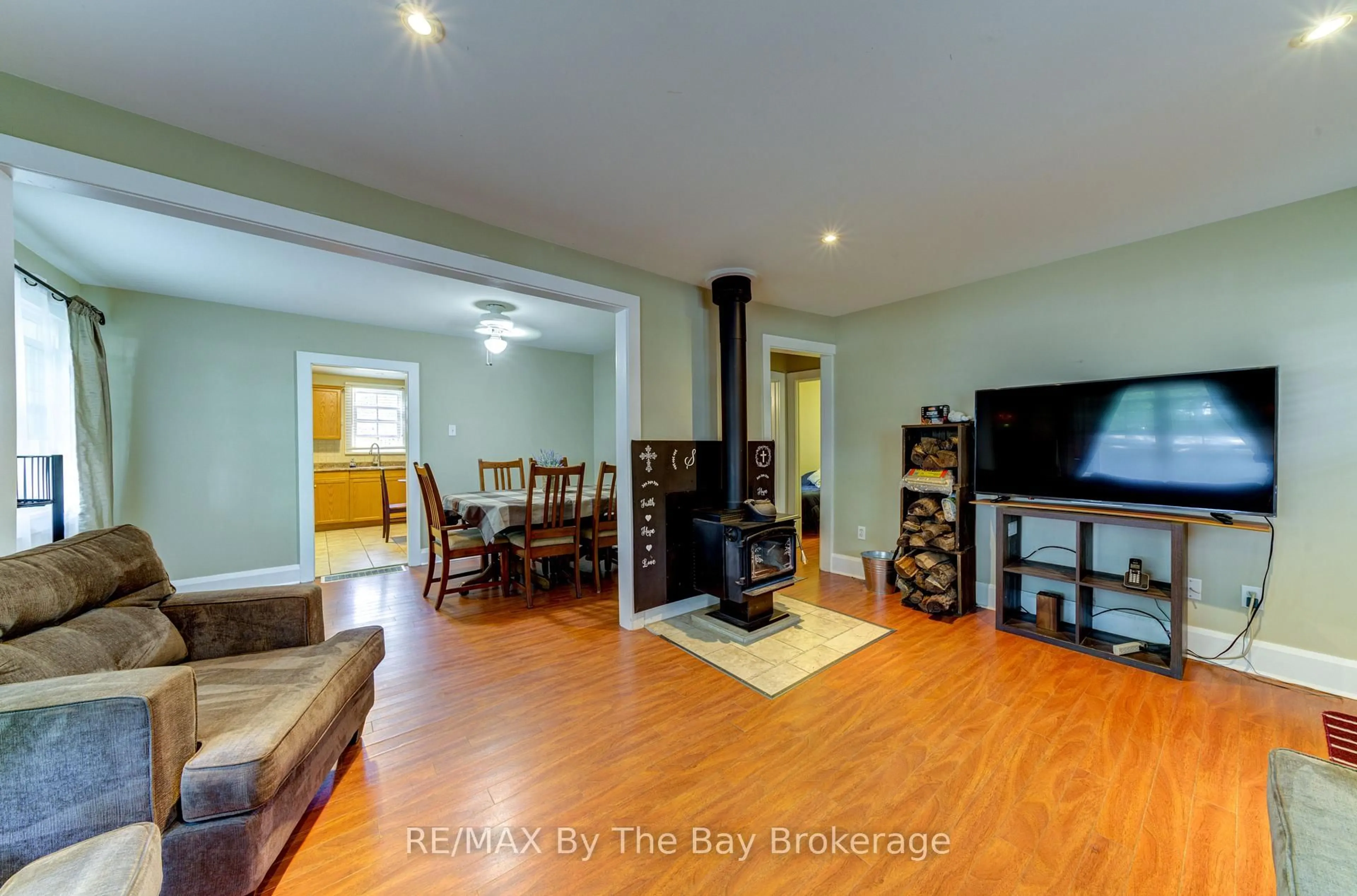 Living room with furniture, wood/laminate floor for 110 24TH St, Wasaga Beach Ontario L9Z 2E7