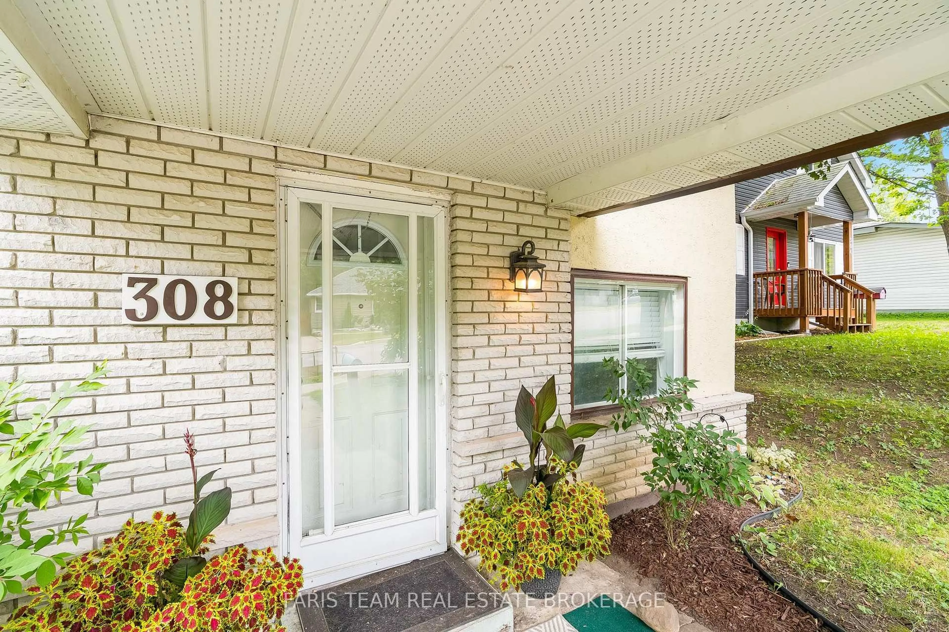 Indoor entryway for 308 Russell St, Midland Ontario L4R 3A2