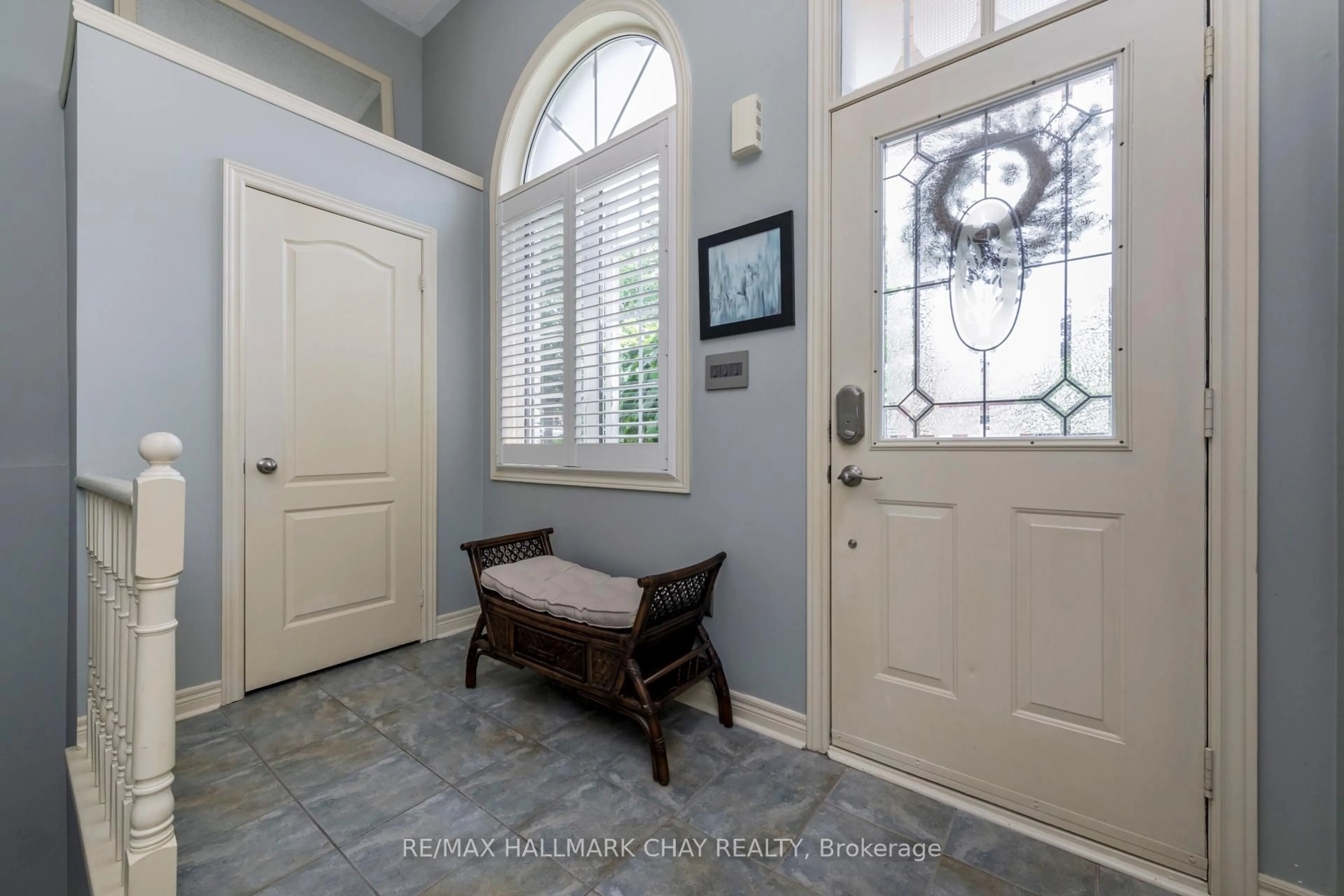 Indoor entryway for 22 Peter St, Barrie Ontario L4N 5R2
