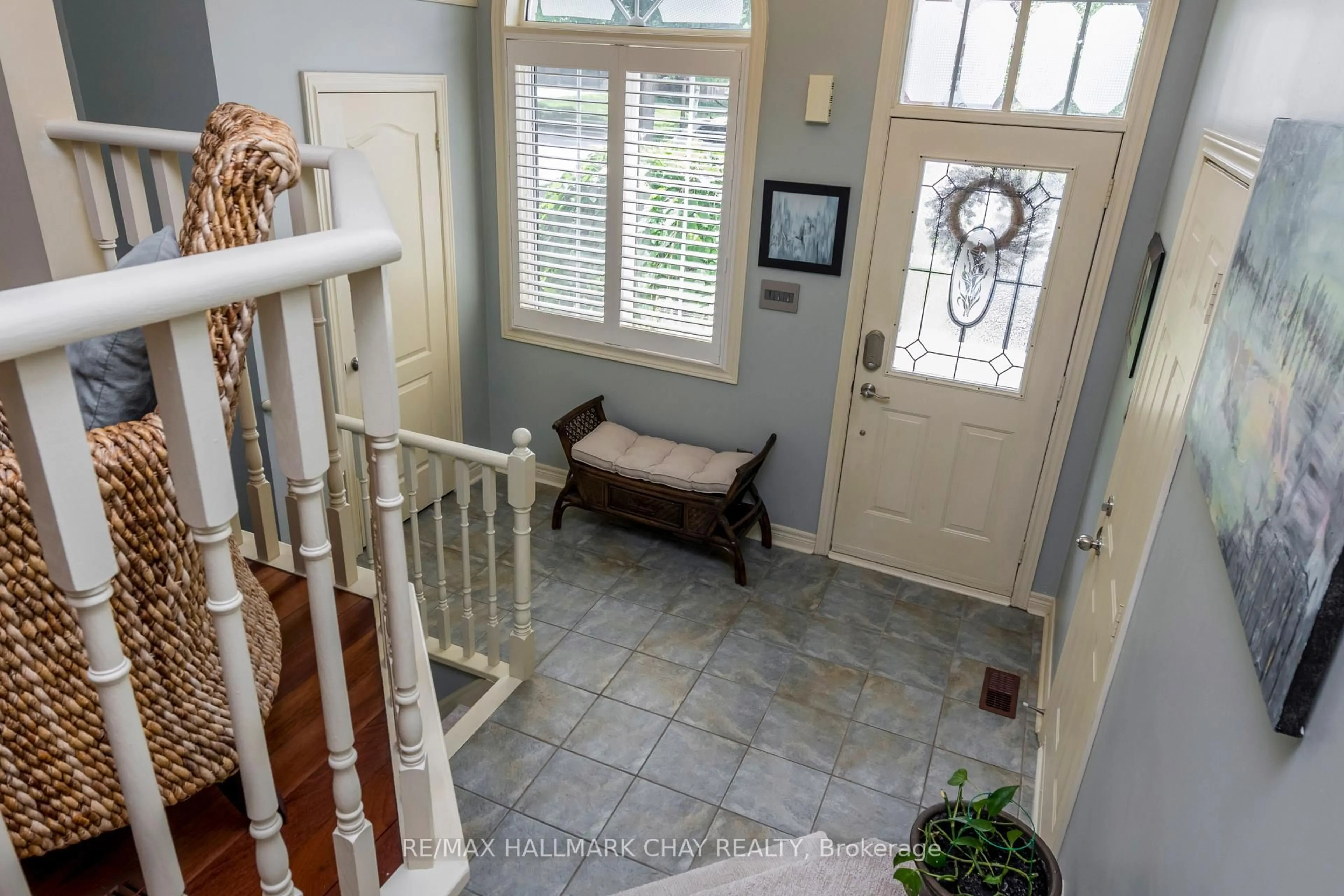 Indoor entryway for 22 Peter St, Barrie Ontario L4N 5R2