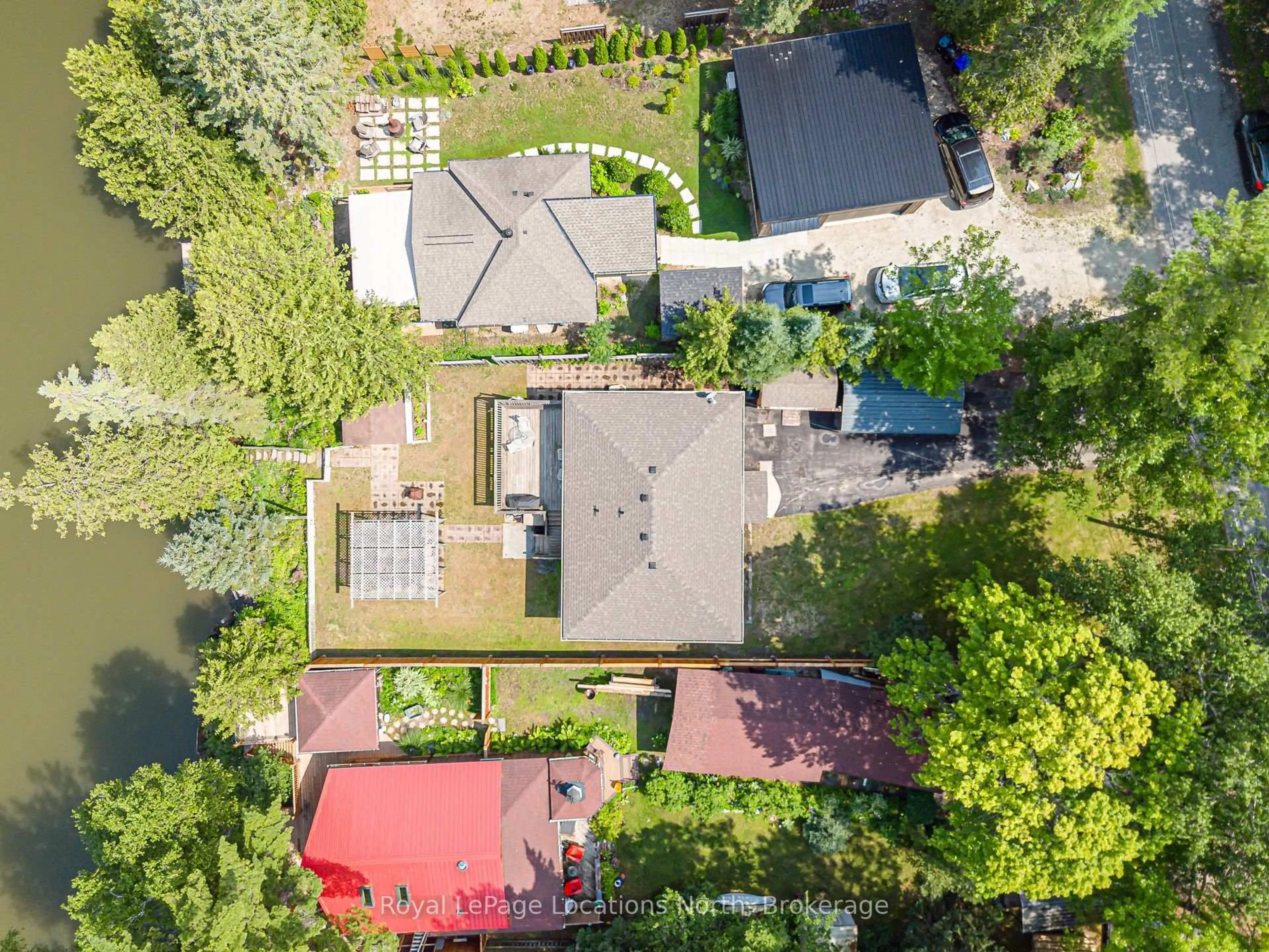 A pic from outside/outdoor area/front of a property/back of a property/a pic from drone, street for 26 Stroud Cres, Wasaga Beach Ontario L9Z 2T5