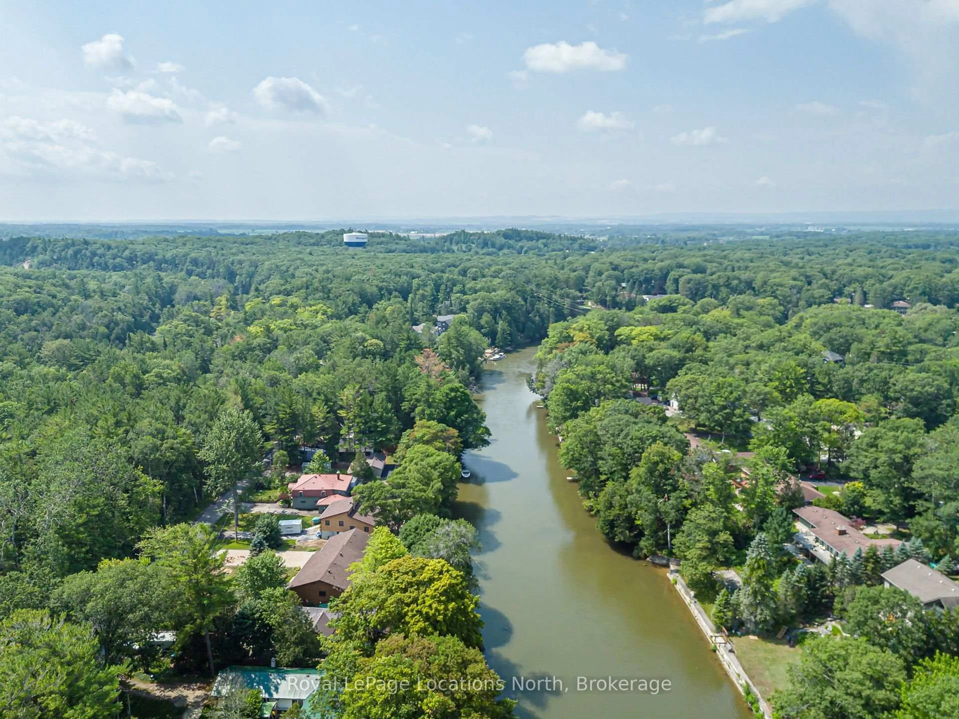 A pic from outside/outdoor area/front of a property/back of a property/a pic from drone, water/lake/river/ocean view for 26 Stroud Cres, Wasaga Beach Ontario L9Z 2T5