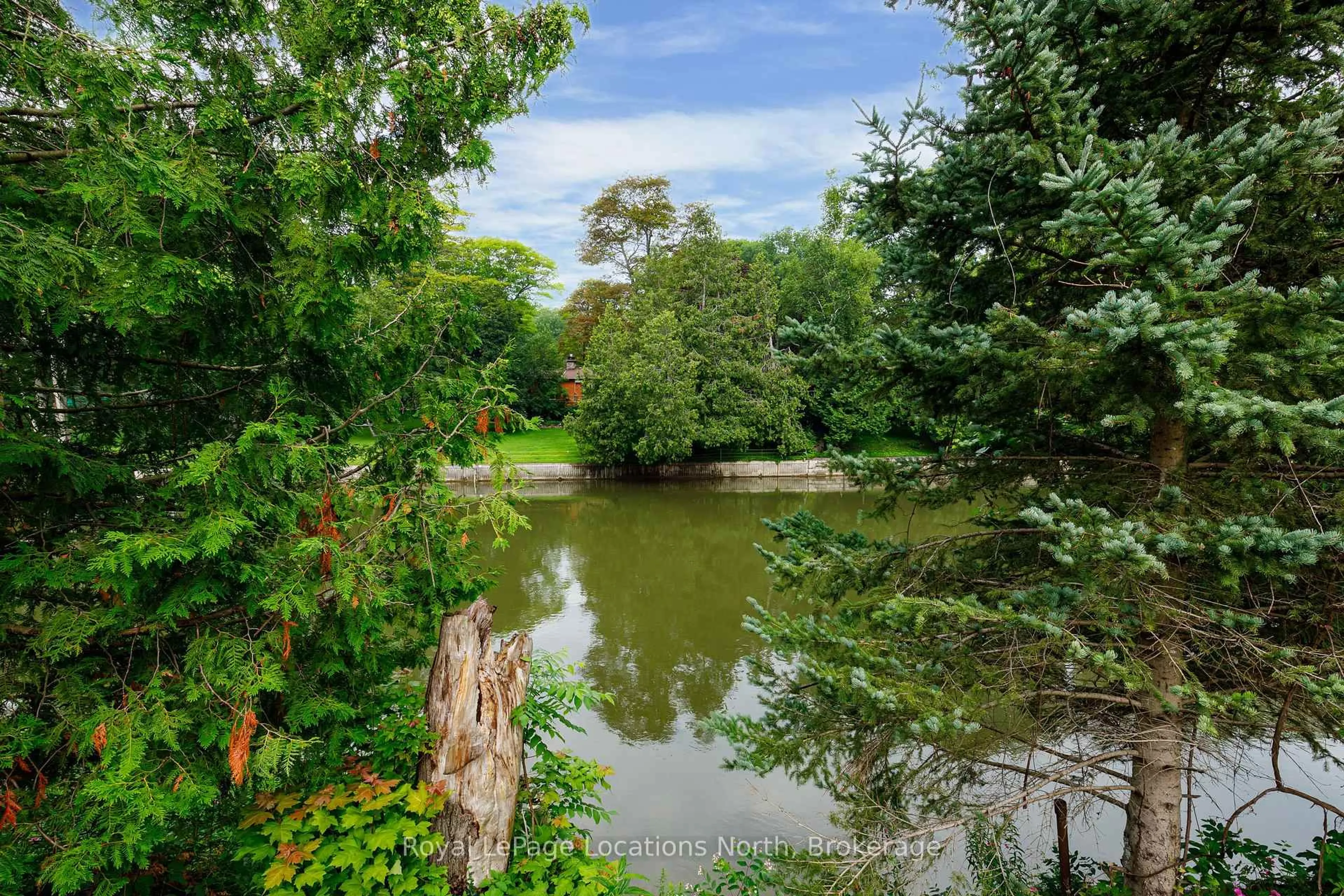 A pic from outside/outdoor area/front of a property/back of a property/a pic from drone, water/lake/river/ocean view for 26 Stroud Cres, Wasaga Beach Ontario L9Z 2T5