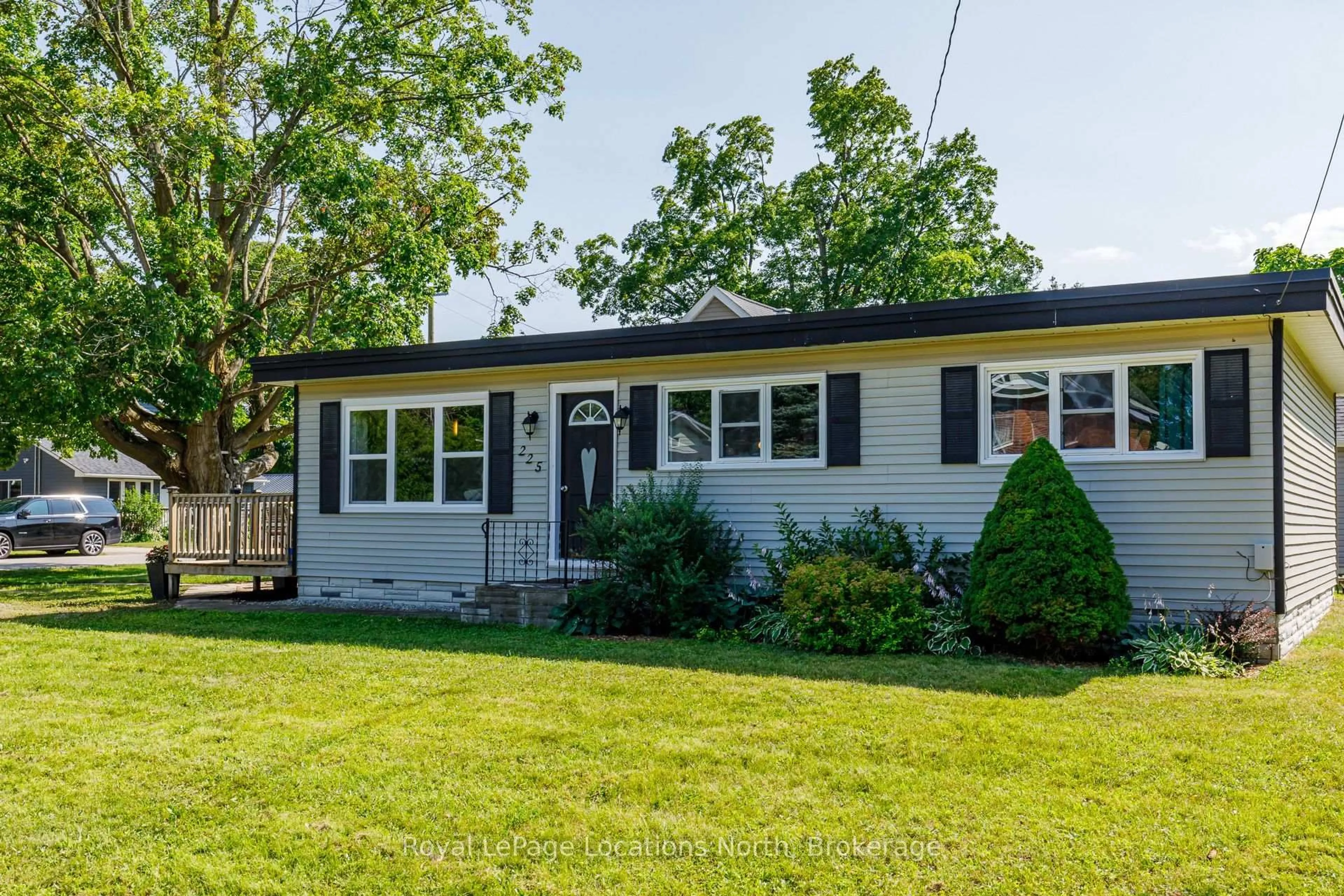 Home with vinyl exterior material, street for 225 Cherry St, Clearview Ontario L0M 1S0