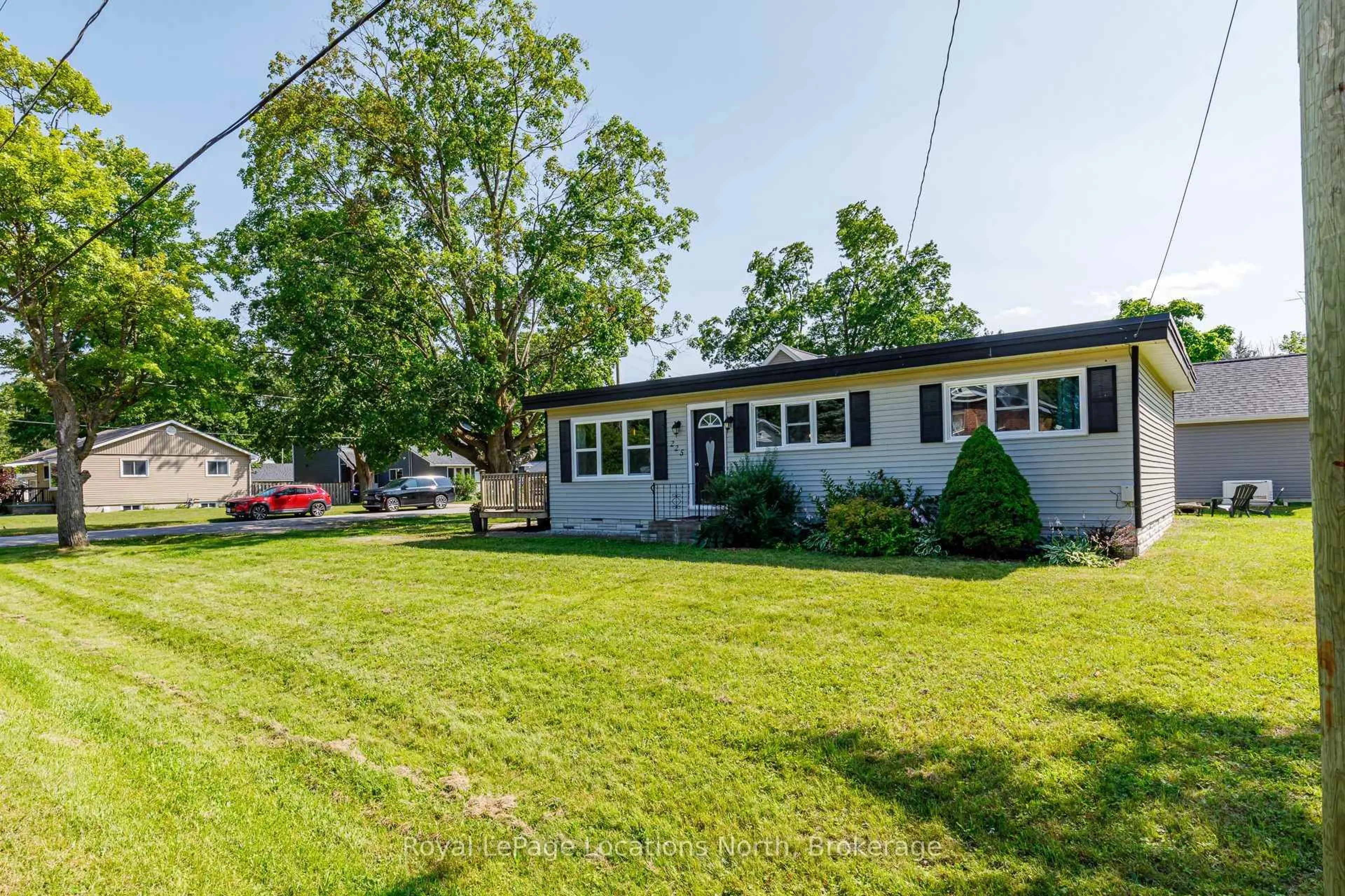 A pic from outside/outdoor area/front of a property/back of a property/a pic from drone, street for 225 Cherry St, Clearview Ontario L0M 1S0