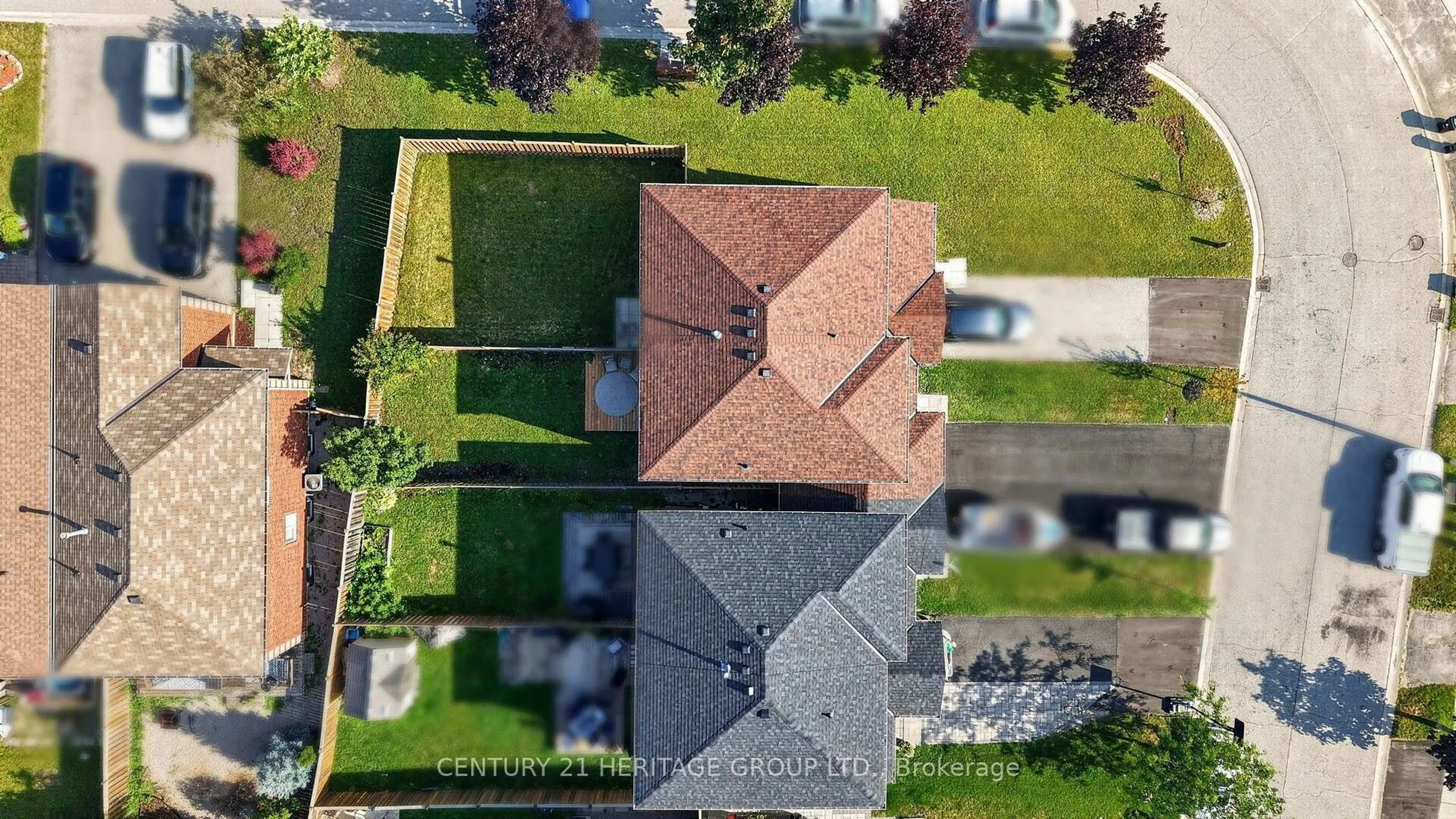A pic from outside/outdoor area/front of a property/back of a property/a pic from drone, street for 19 Majesty Blvd, Barrie Ontario L4M 7K3