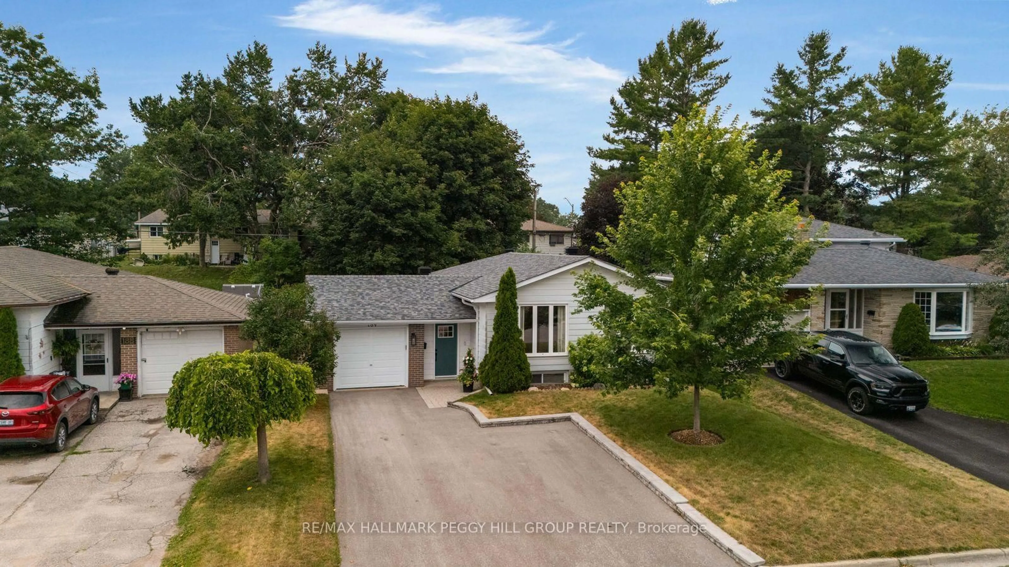 A pic from outside/outdoor area/front of a property/back of a property/a pic from drone, street for 184 Woodland Dr, Midland Ontario L4R 4E3