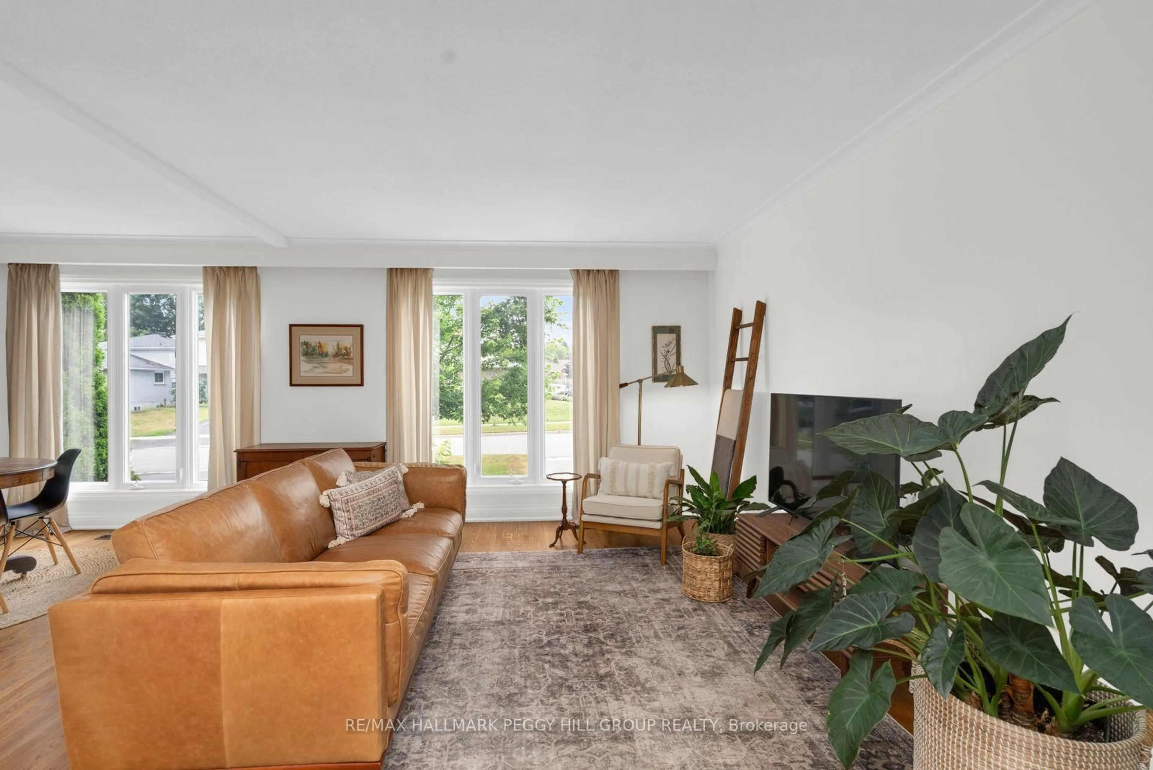 Living room with furniture, unknown for 184 Woodland Dr, Midland Ontario L4R 4E3