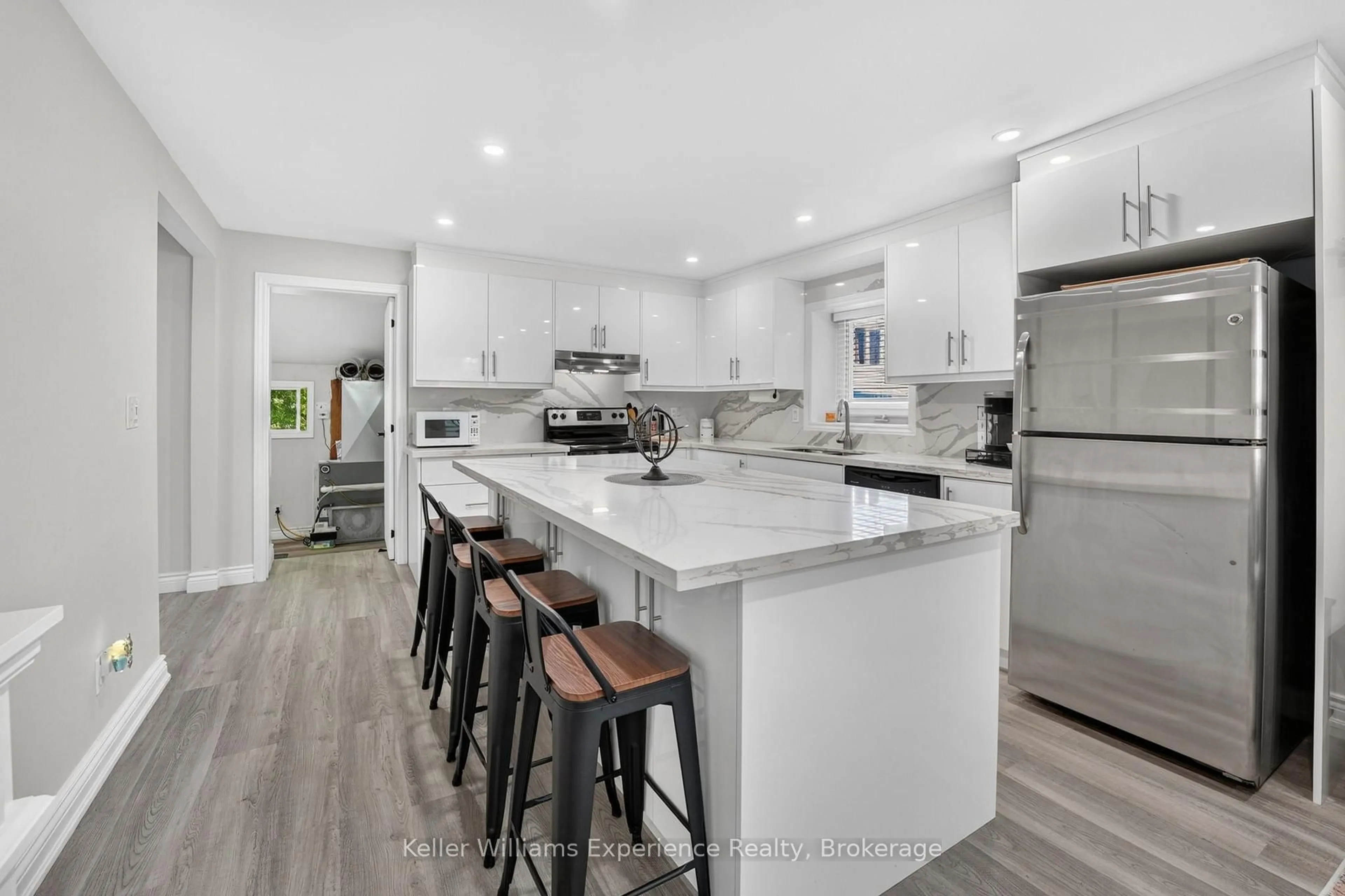 Open concept kitchen, ceramic/tile floor for 680 Ontario St, Midland Ontario L4R 1A4