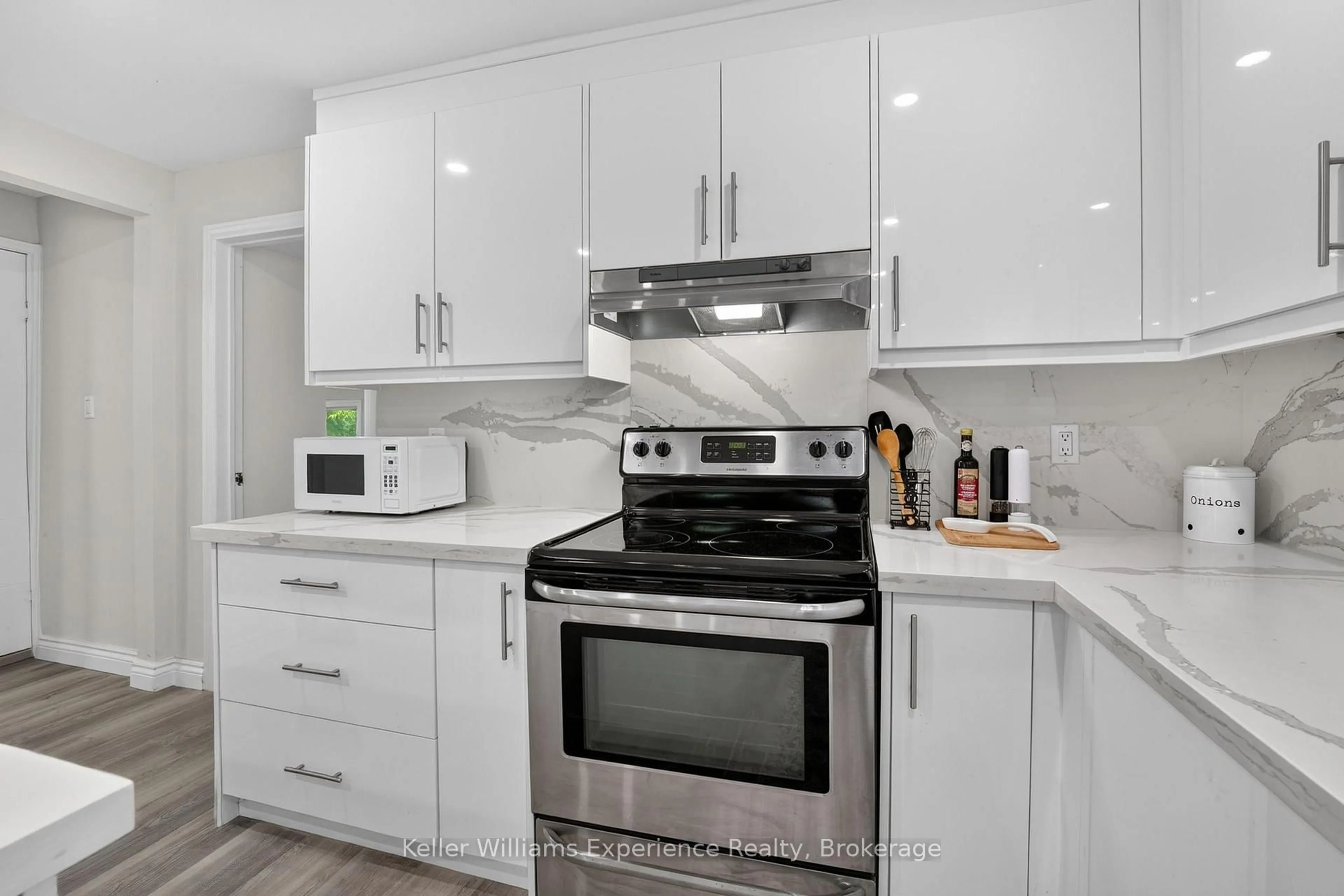 Standard kitchen, ceramic/tile floor for 680 Ontario St, Midland Ontario L4R 1A4