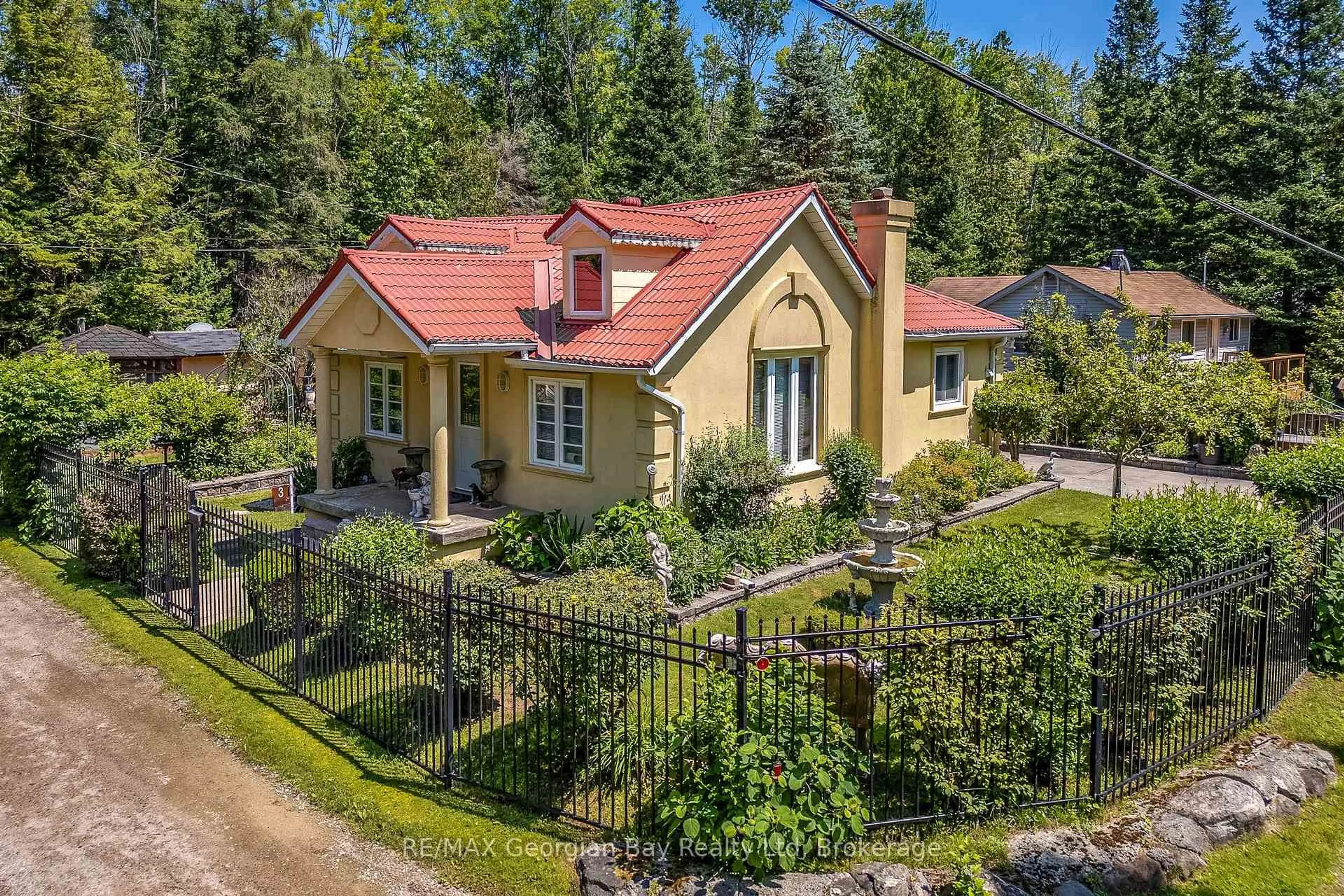 A pic from outside/outdoor area/front of a property/back of a property/a pic from drone, unknown for 3 Brookside Dr, Tiny Ontario L0L 2J0