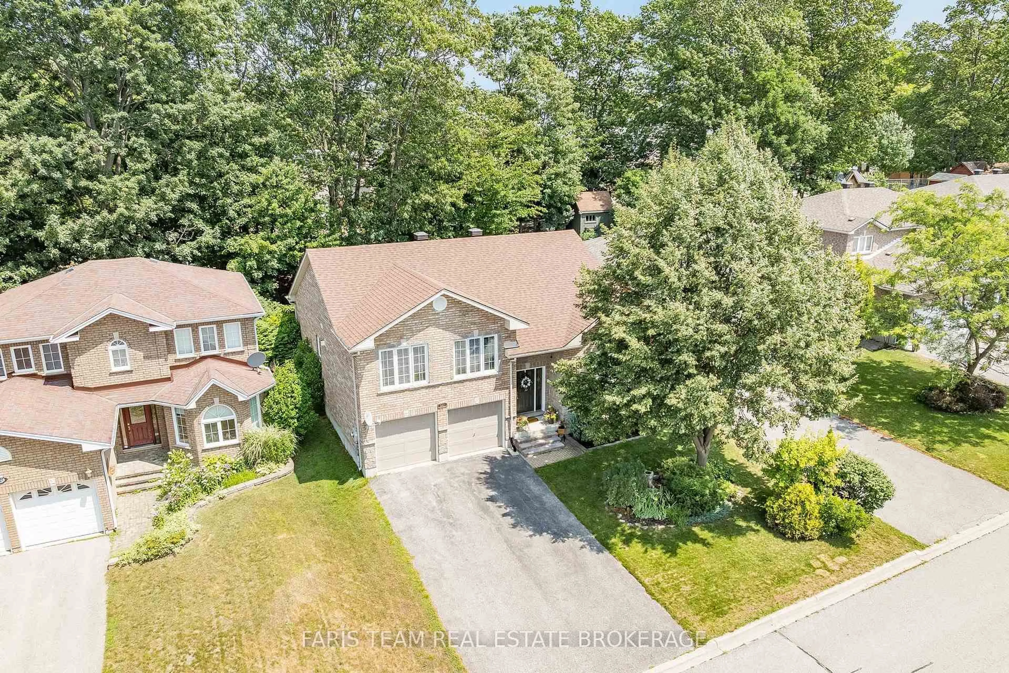 A pic from outside/outdoor area/front of a property/back of a property/a pic from drone, street for 123 Wawinet St, Midland Ontario L4R 5A9