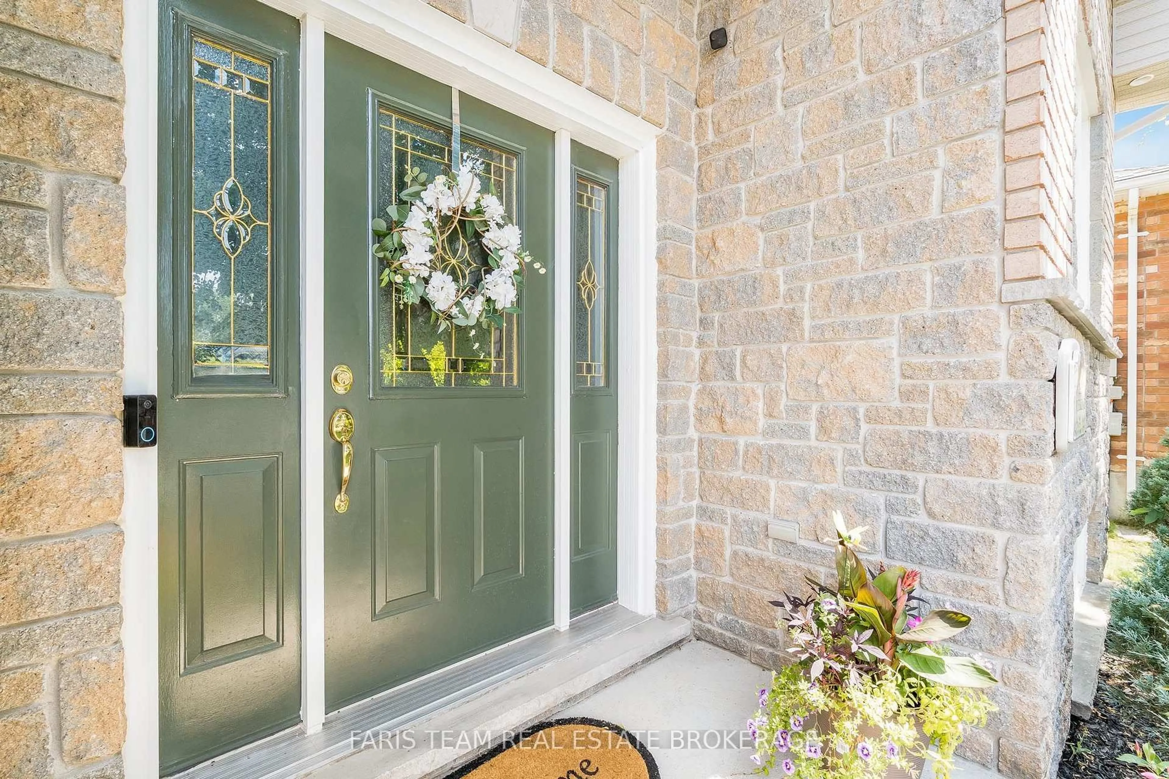 Indoor entryway for 123 Wawinet St, Midland Ontario L4R 5A9