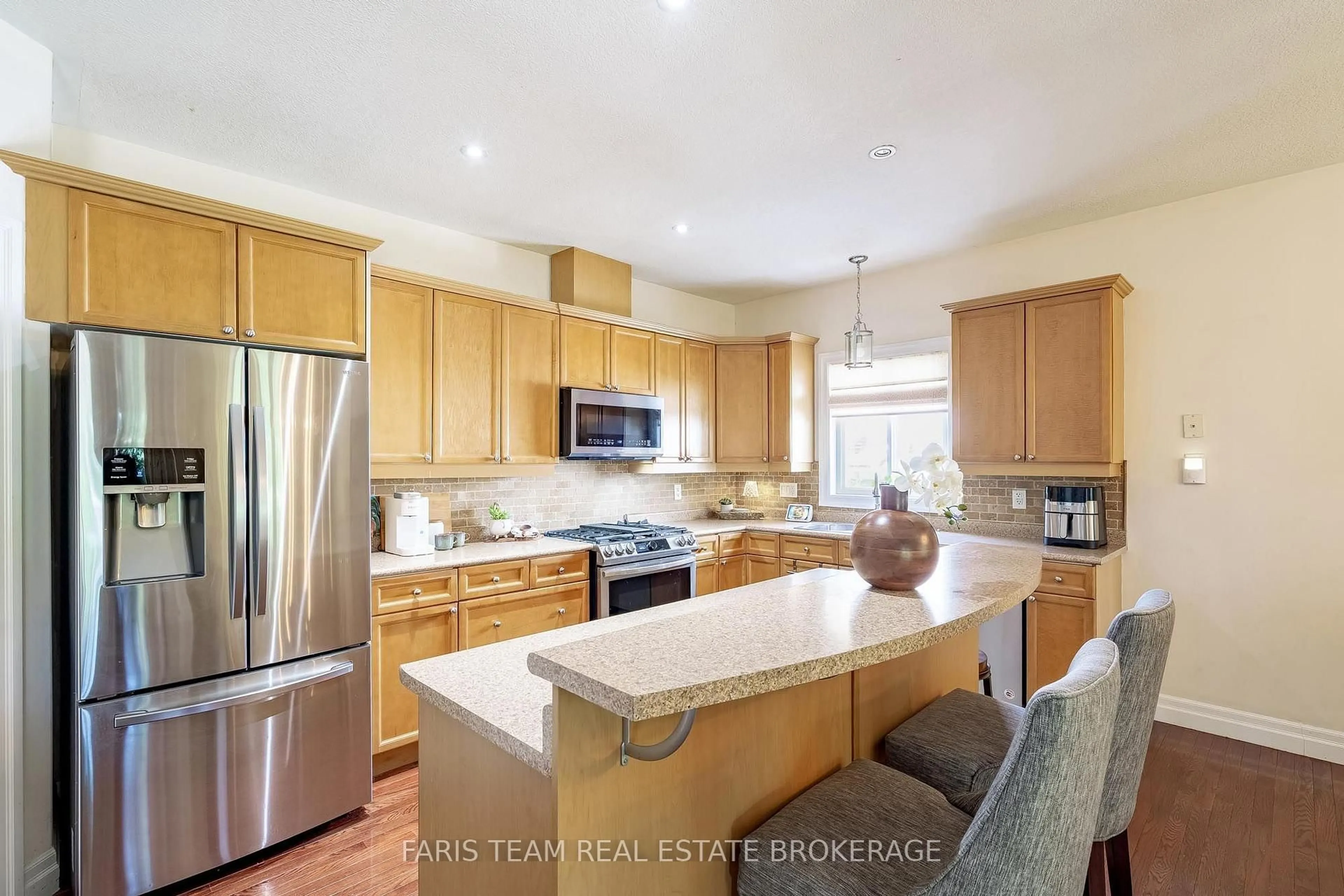 Open concept kitchen, ceramic/tile floor for 123 Wawinet St, Midland Ontario L4R 5A9