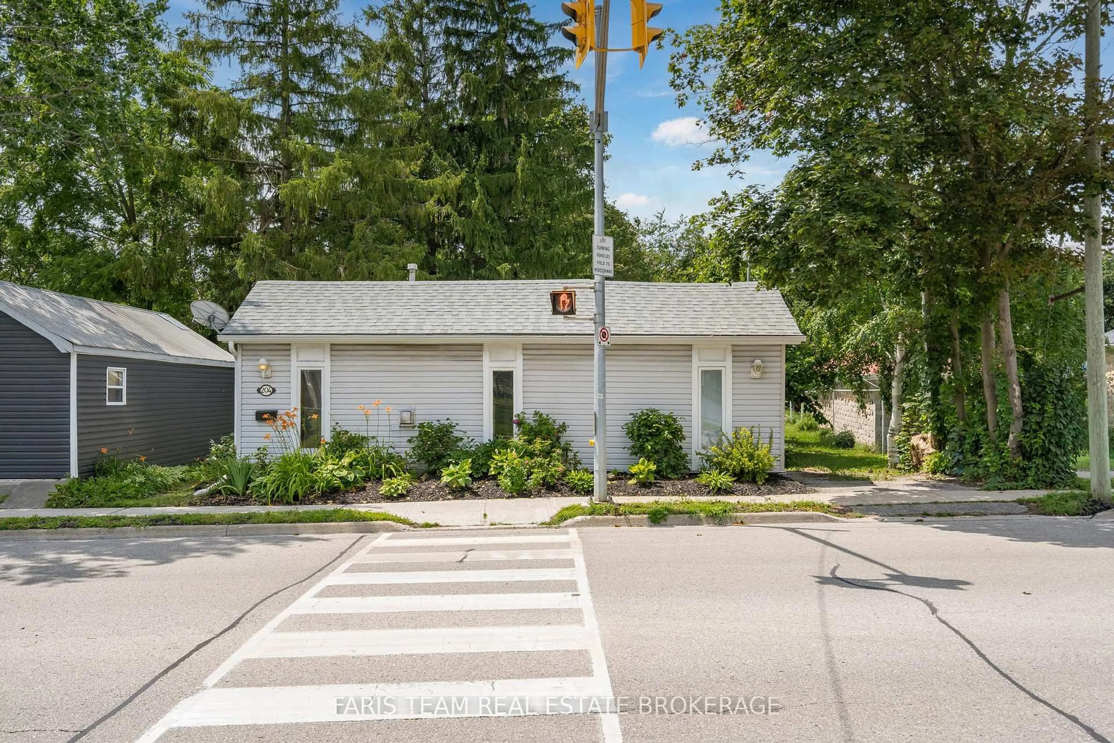 Patio, street for 204 Cox Mill Rd, Barrie Ontario L4N 4G5