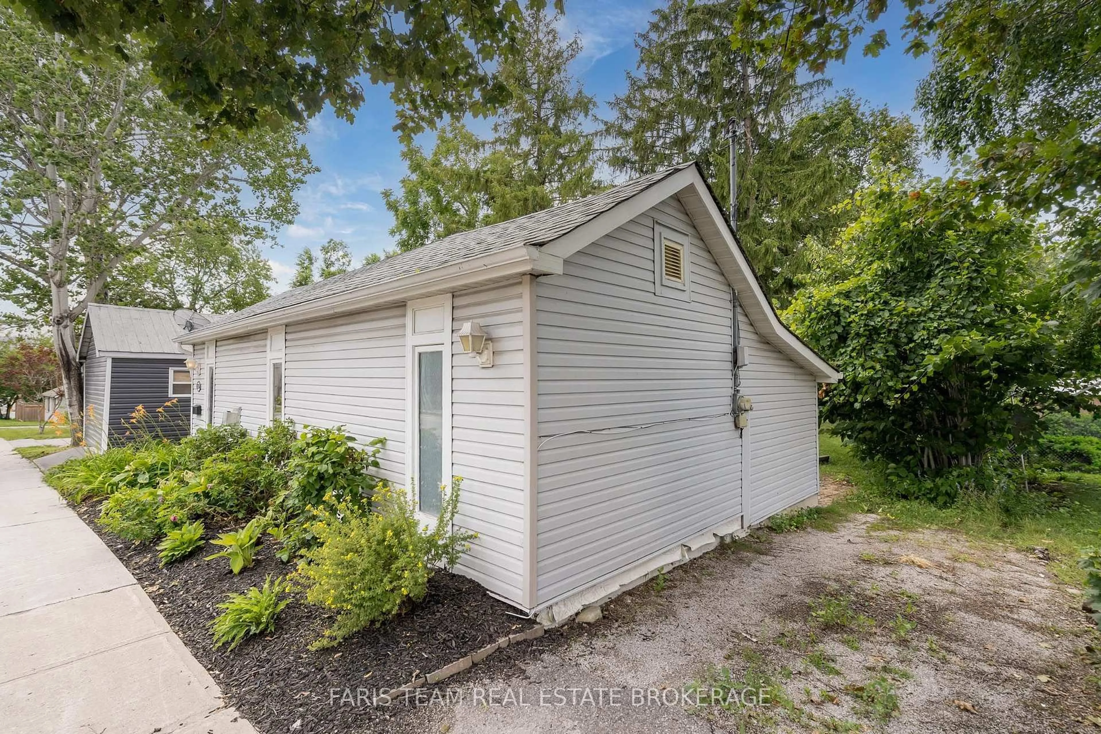 Shed for 204 Cox Mill Rd, Barrie Ontario L4N 4G5