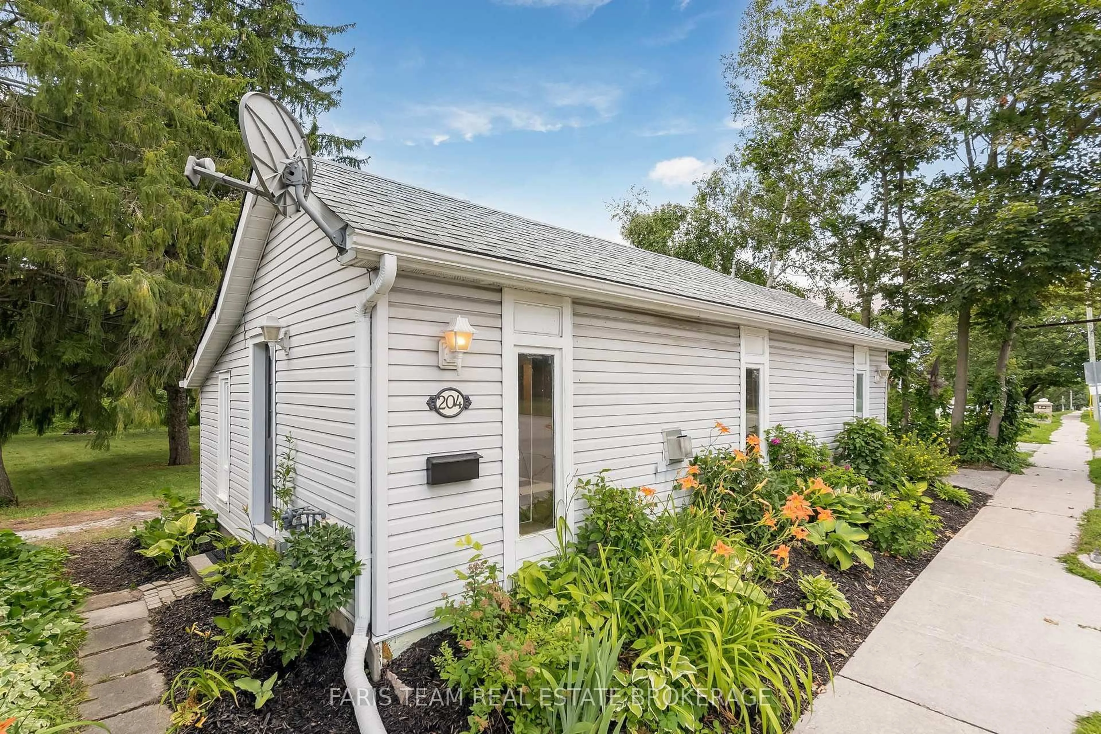 Home with vinyl exterior material, street for 204 Cox Mill Rd, Barrie Ontario L4N 4G5
